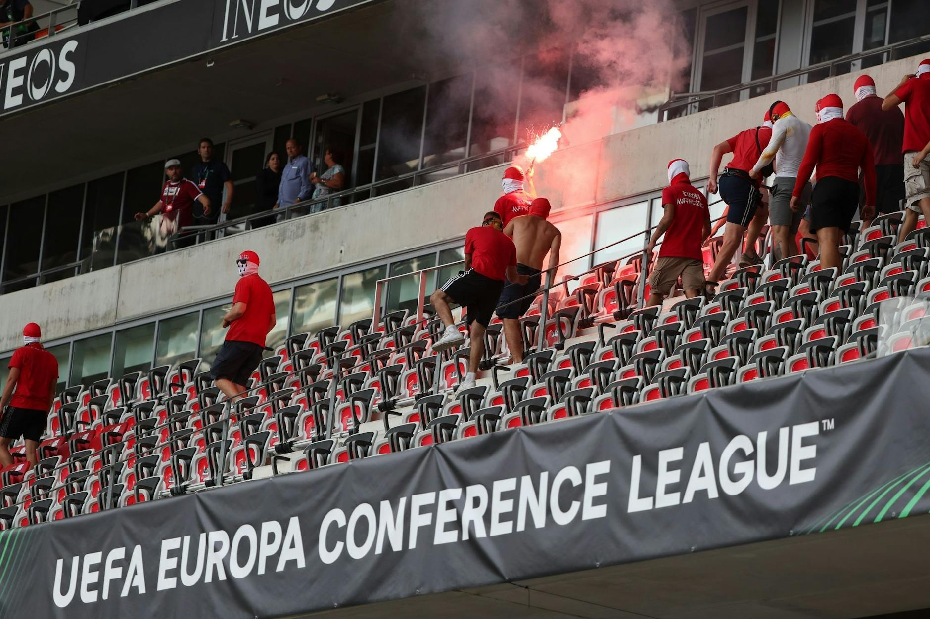 ARCHIV Aufgrund der Fan-Krawalle in Nizza ist ein Kölner Anhänger zu einer Freiheitsstrafe verurteilt worden. -