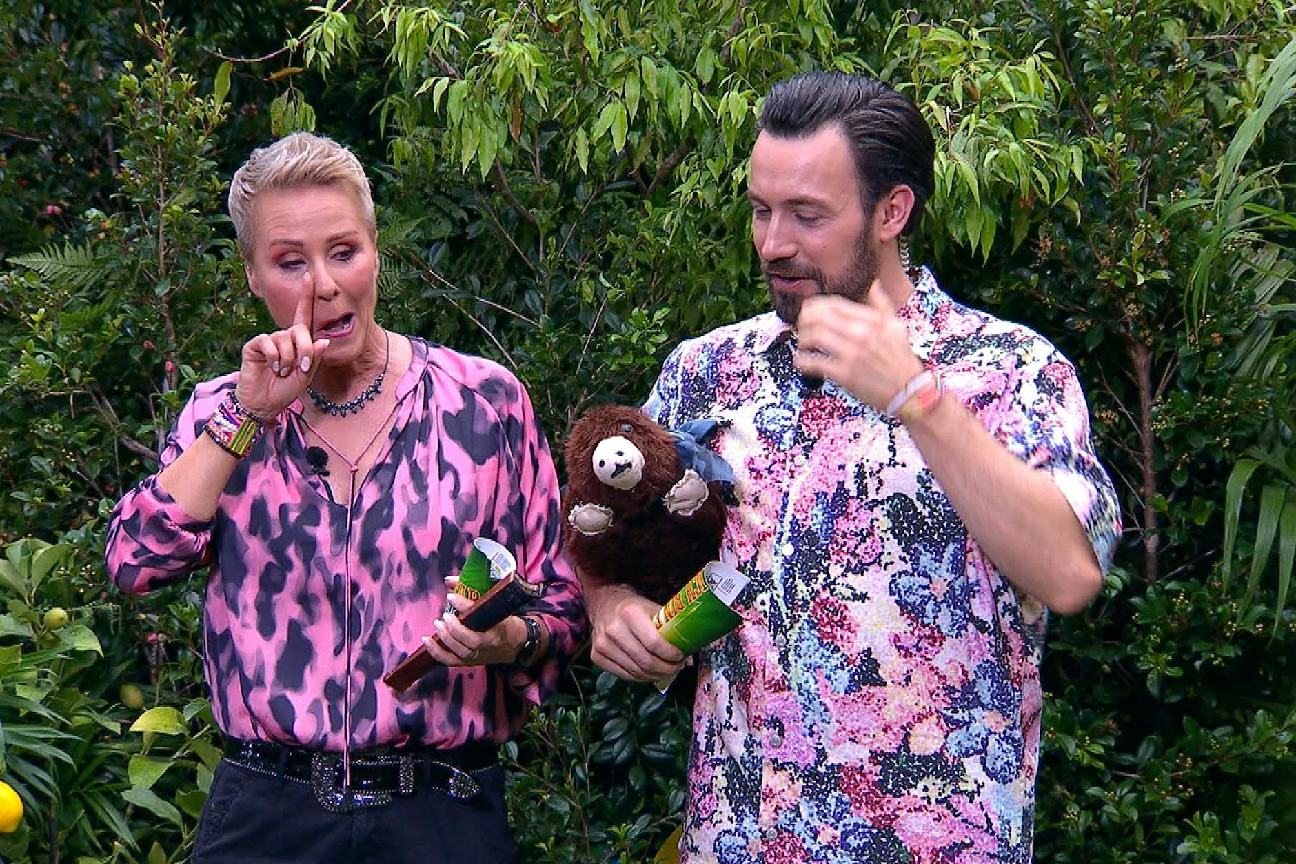 Die beiden Dschungelcamp-Moderatoren Sonja Zietlow und Jan Köppen sind sehr ergriffen, nachdem Jolina Mennen die Widmung ihrer erkämpften Sterne preisgibt.