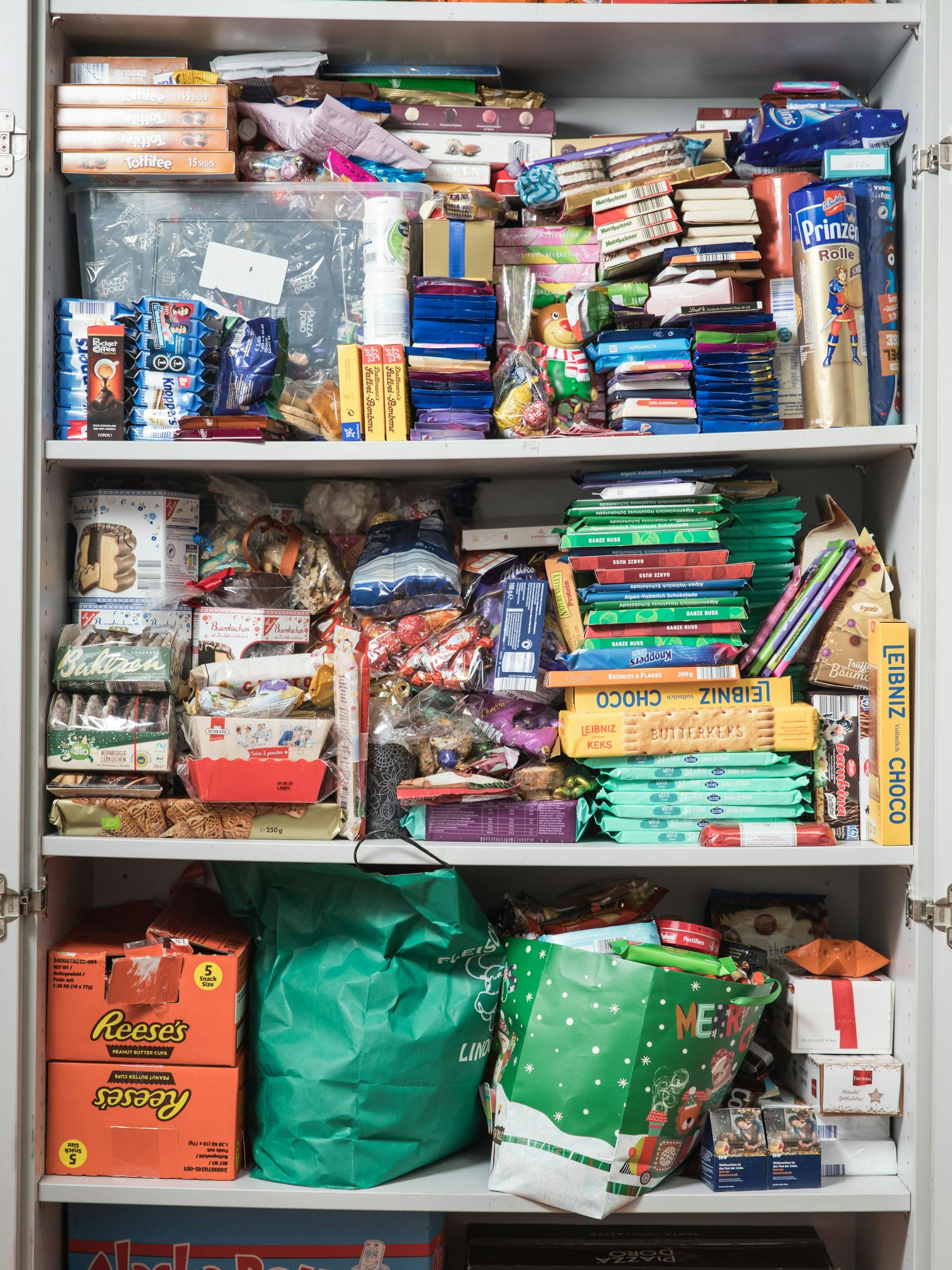 Vorratsschrank mit gespendeten Süßigkeiten nach Weihnachten: „Das muss bis Ostern reichen.“