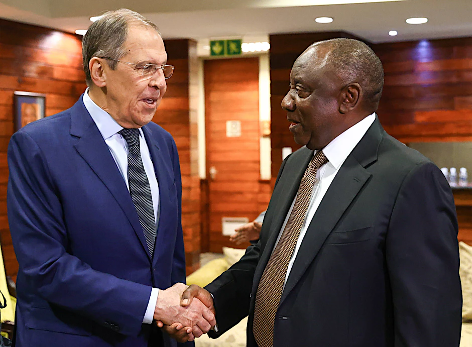 Sergej Lawrow mit Cyril Ramaphosa, dem Präsidenten von Südafrika.