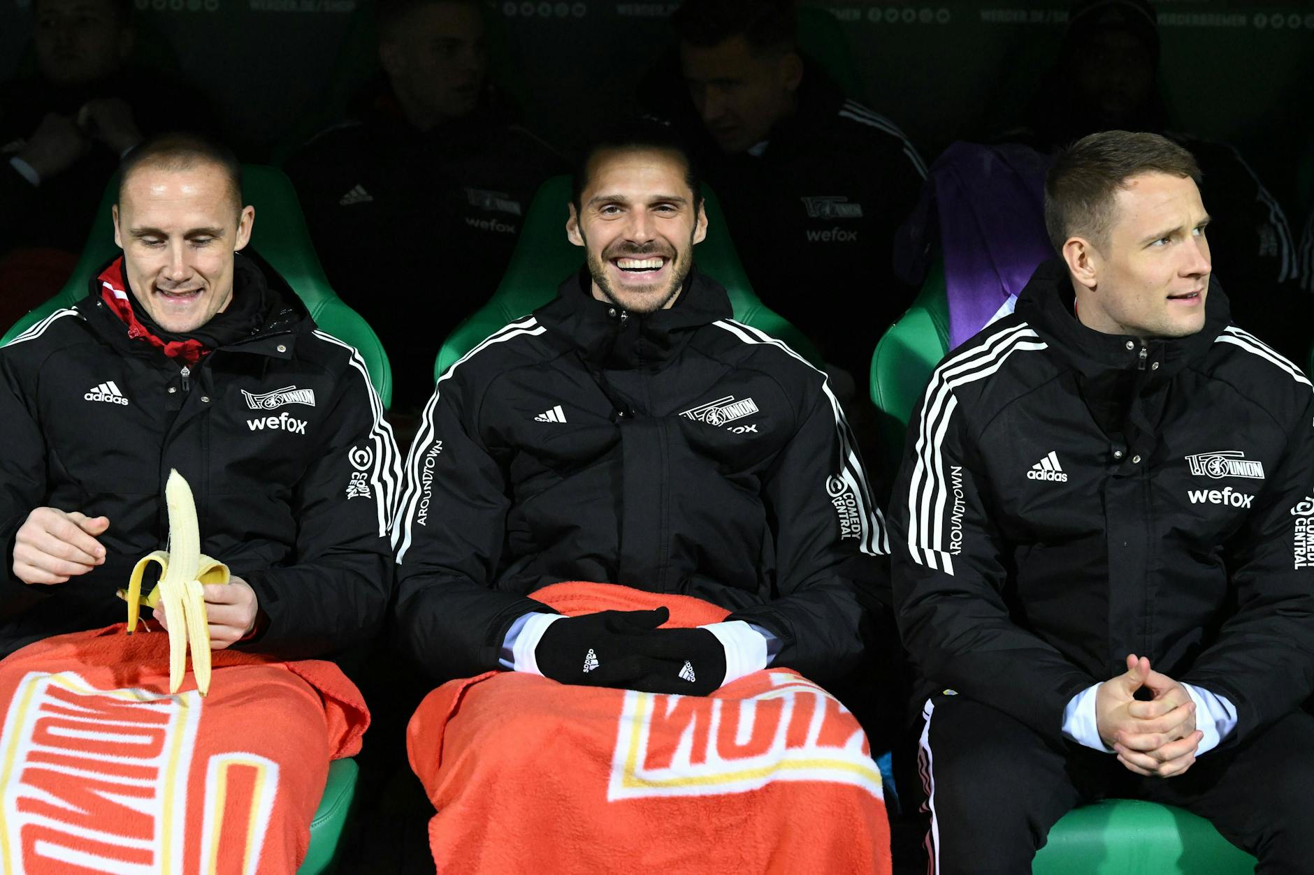 Kapitän Christopher Trimmel in seiner Funktion als Ersatzspieler, eingerahmt von Sven Michel (l.) und Paul Jaeckel (r.).