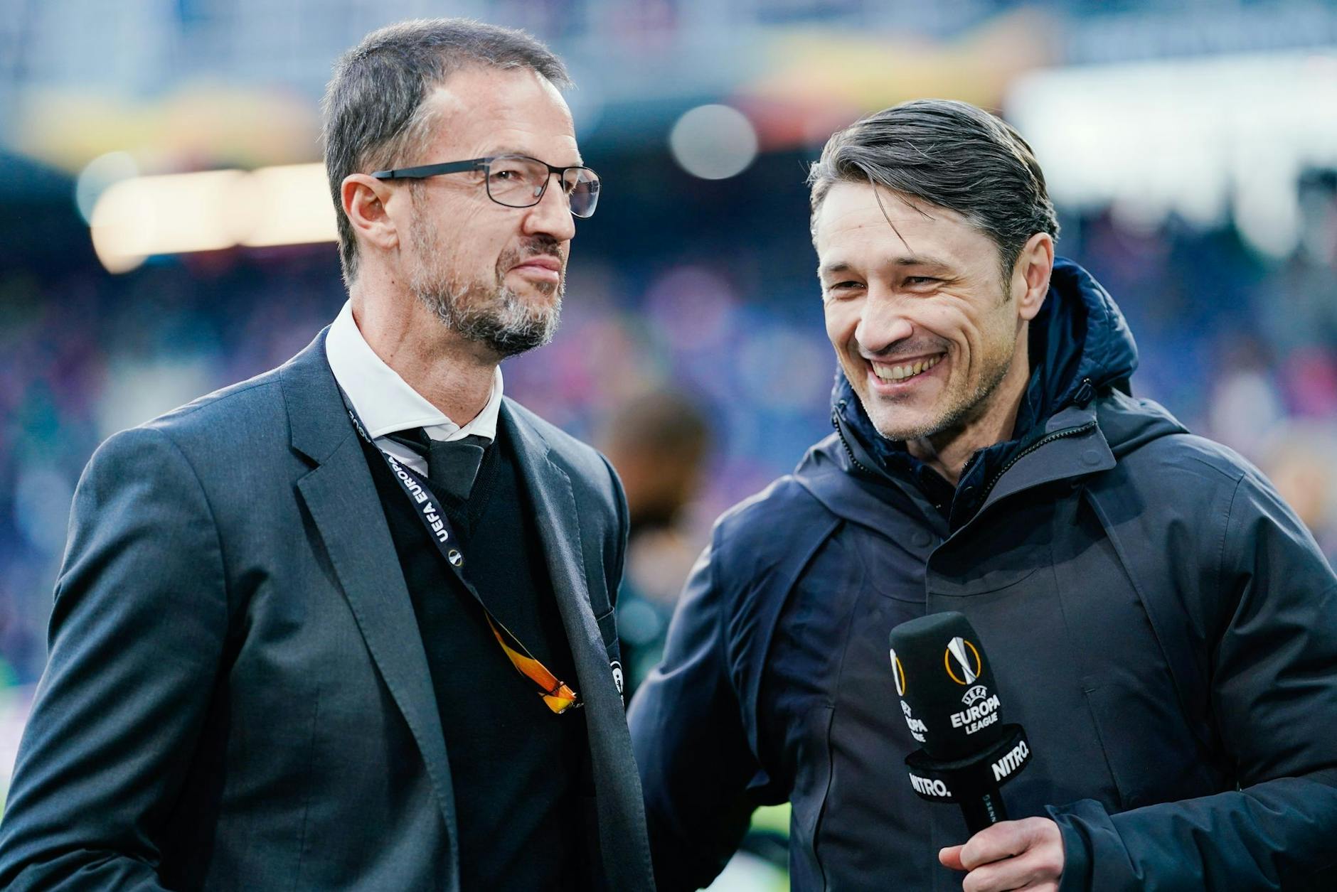 ARCHIV - Nico Kovac (r) und Herthas Sport-Geschäftsführer Fredi Bobic unterhalten sich vor einem Interview.