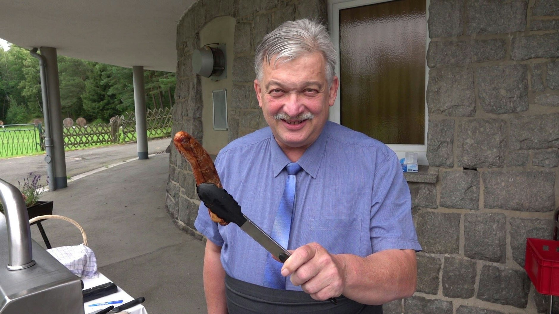 Oberbürgermeister Heinrich Kohl von Aue-Bad Schlema (Sachsen) belohnte im August 2021 Impfwillige mit aus eigener Tasche bezahlten Bratwürsten.