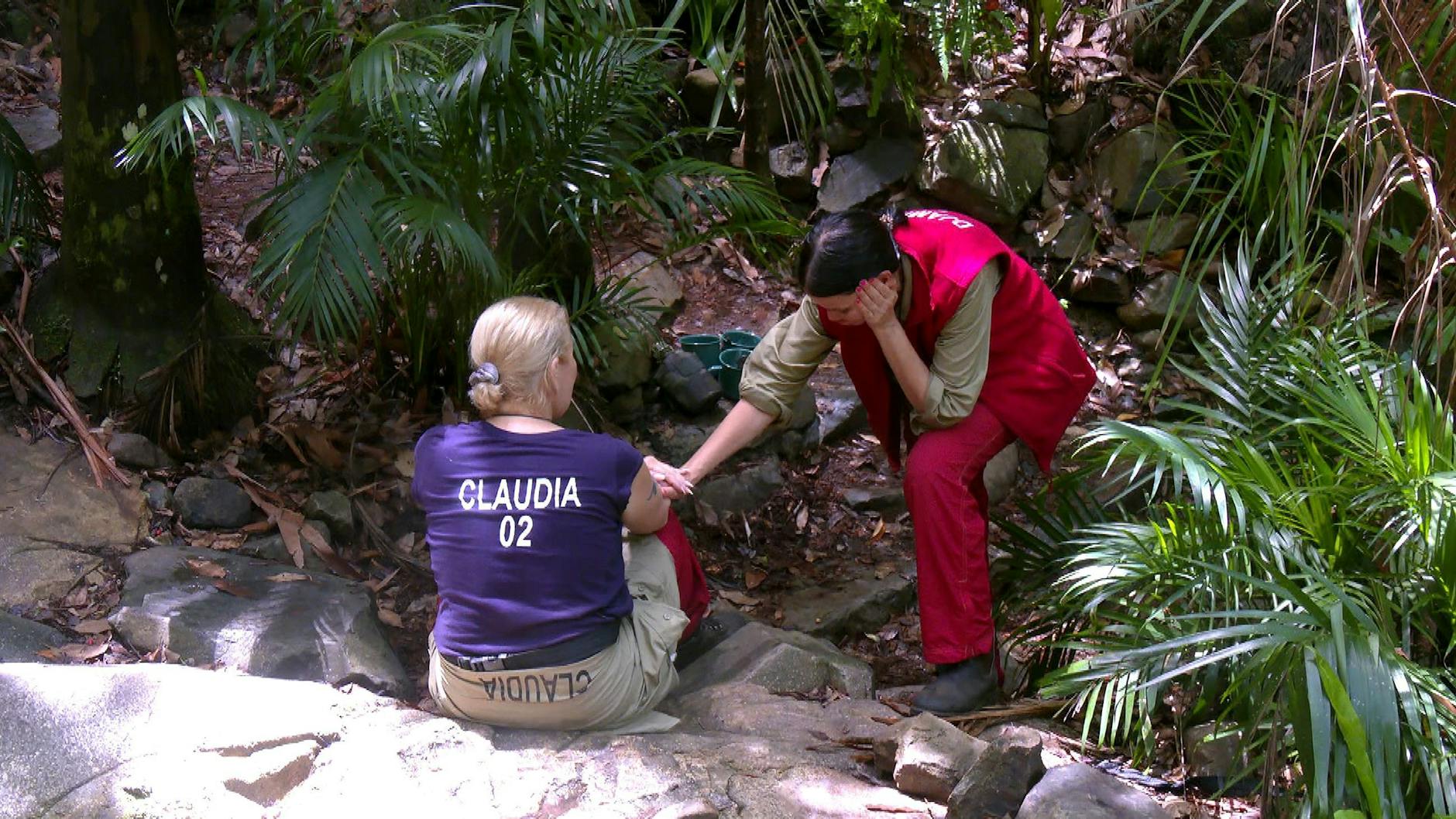 Djamila Rowe und Claudia Effenberg im Dschungelcamp bei ihrem Gespräch über Djamilas DDR-Geschichte.