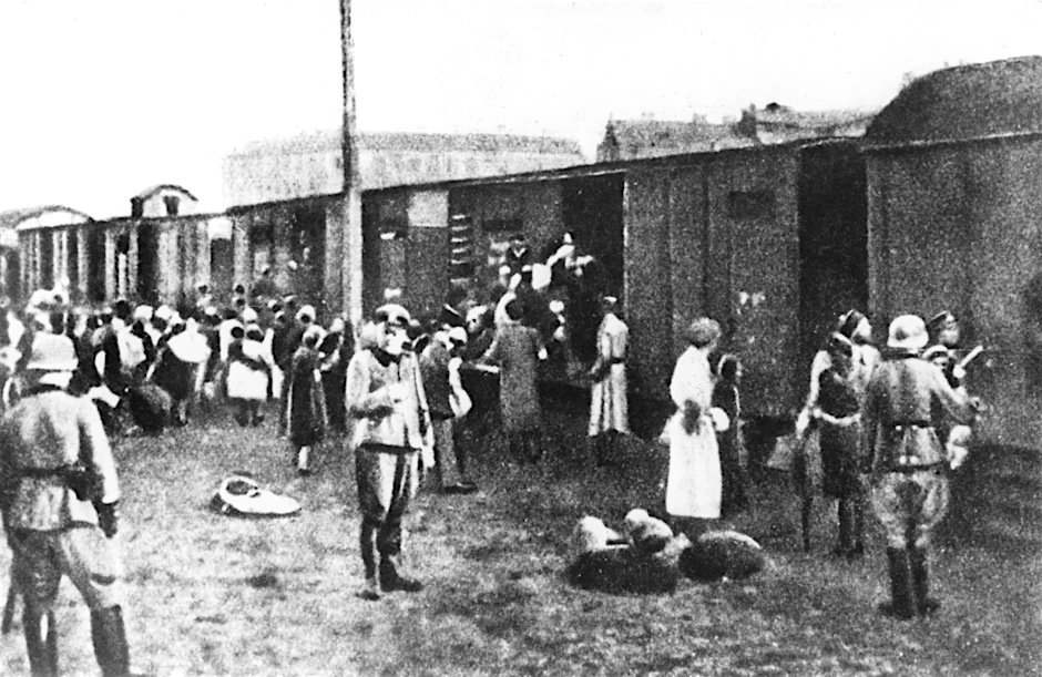 ARCHIV - Juden aus dem Warschauer Getto werden im Sommer 1942 in Güterwaggons verladen und in das Vernichtungslager Treblinka transportiert.  