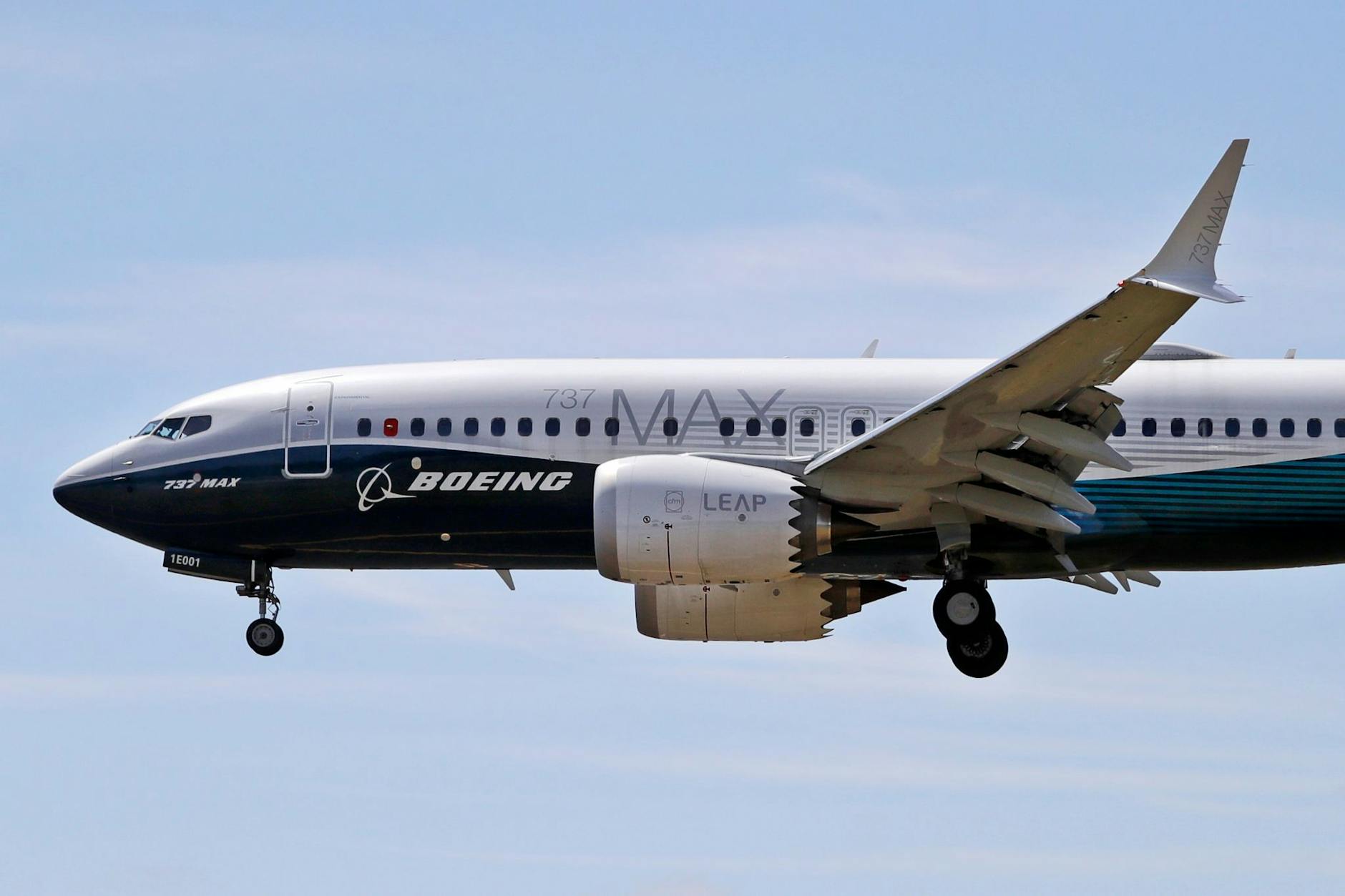 ARCHIV - Ein Flugzeug vom Typ Boeing 737 Max im Landeanflug: Der US-Flugzeugbauer hat seine Quartalszahlen vorgelegt.