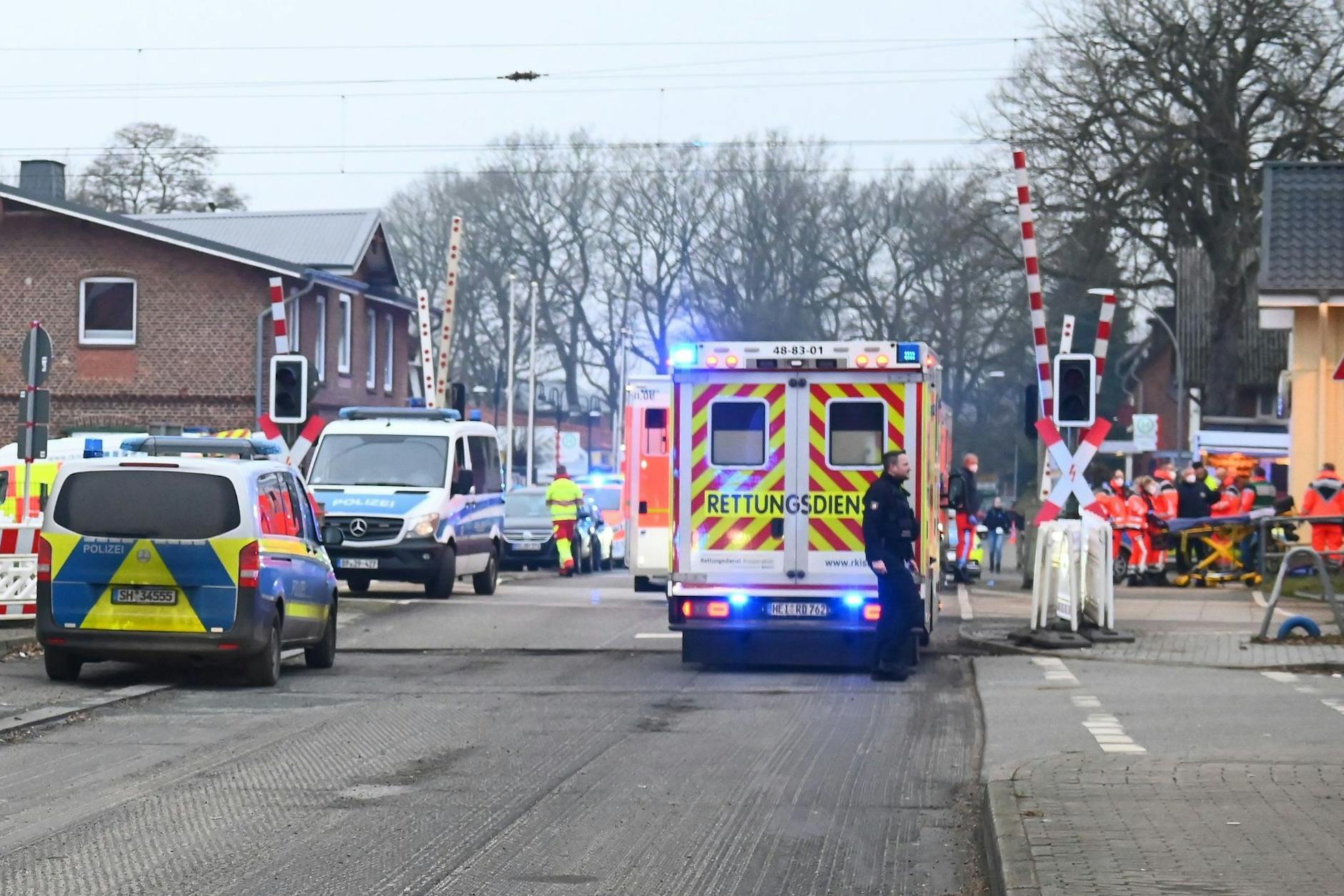 Einsatzkräfte der Polizei und Feuerwehr in der Nähe des Bahnhofes in Brokstedt in Schleswig-Holstein.