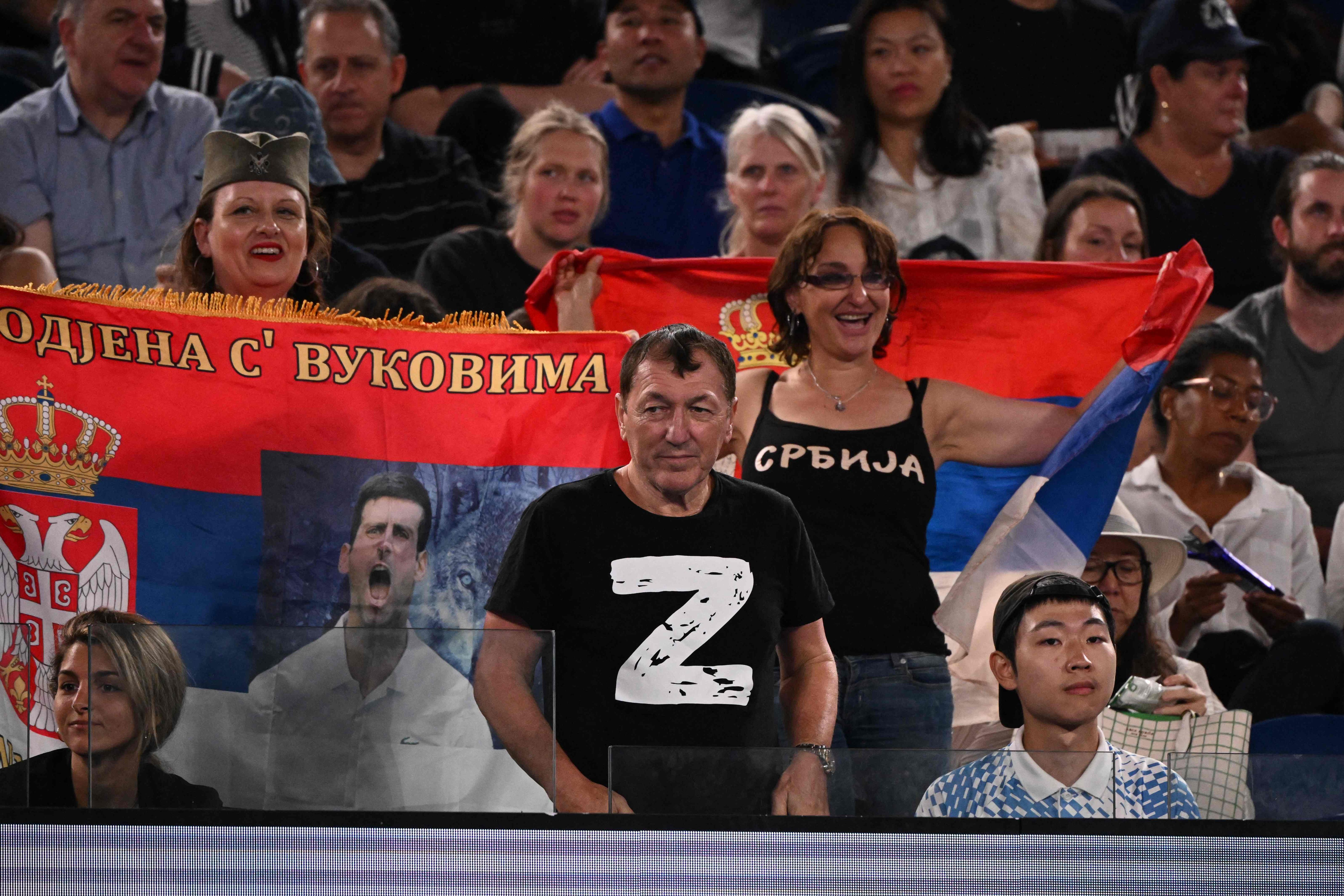 Image - Kriegs-Symbolik bei den Australian-Open: Novak Djokovics Vater zeigt sich mit russischen Nationalisten