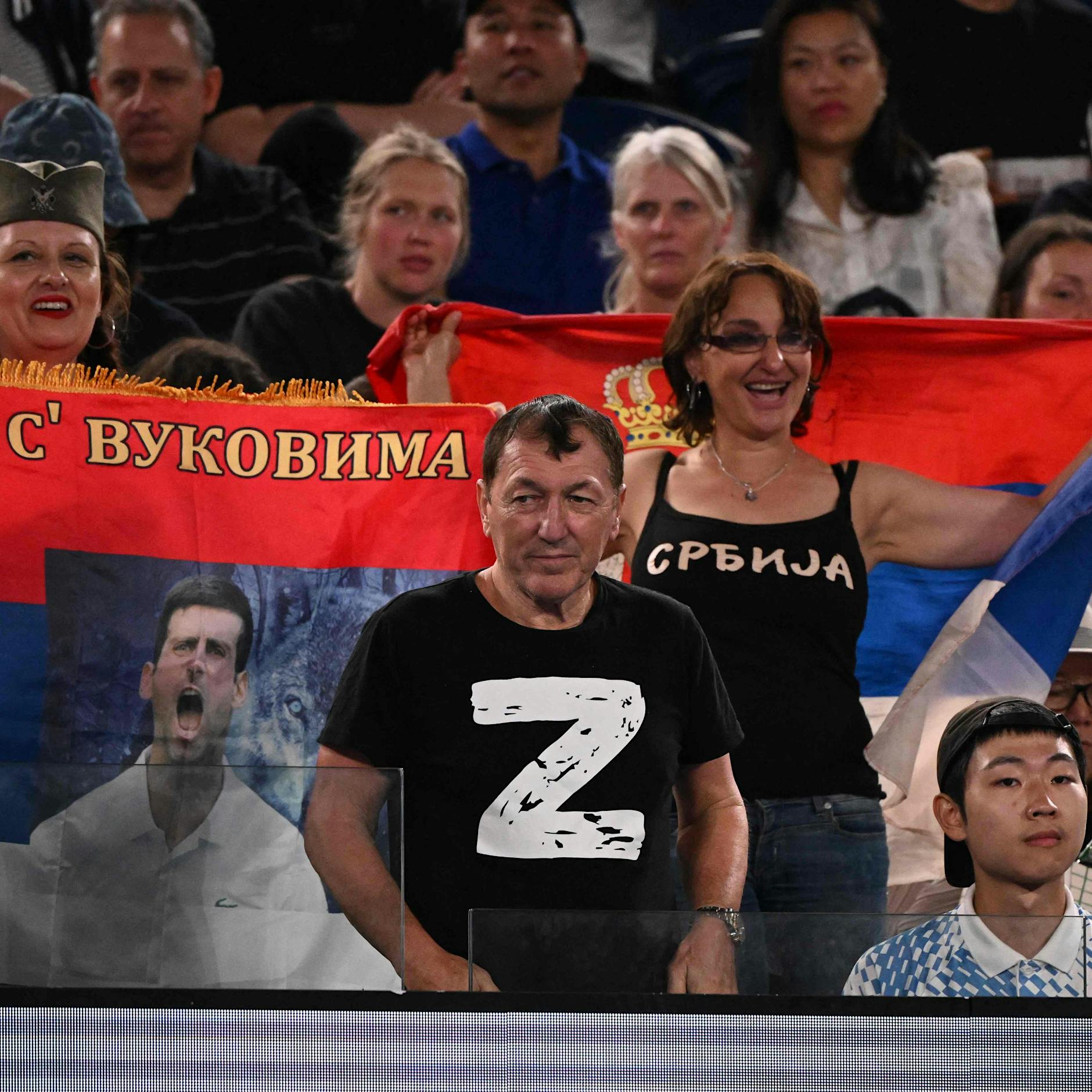 Kriegs-Symbolik bei den Australian-Open: Novak Djokovics Vater zeigt sich mit russischen Nationalisten