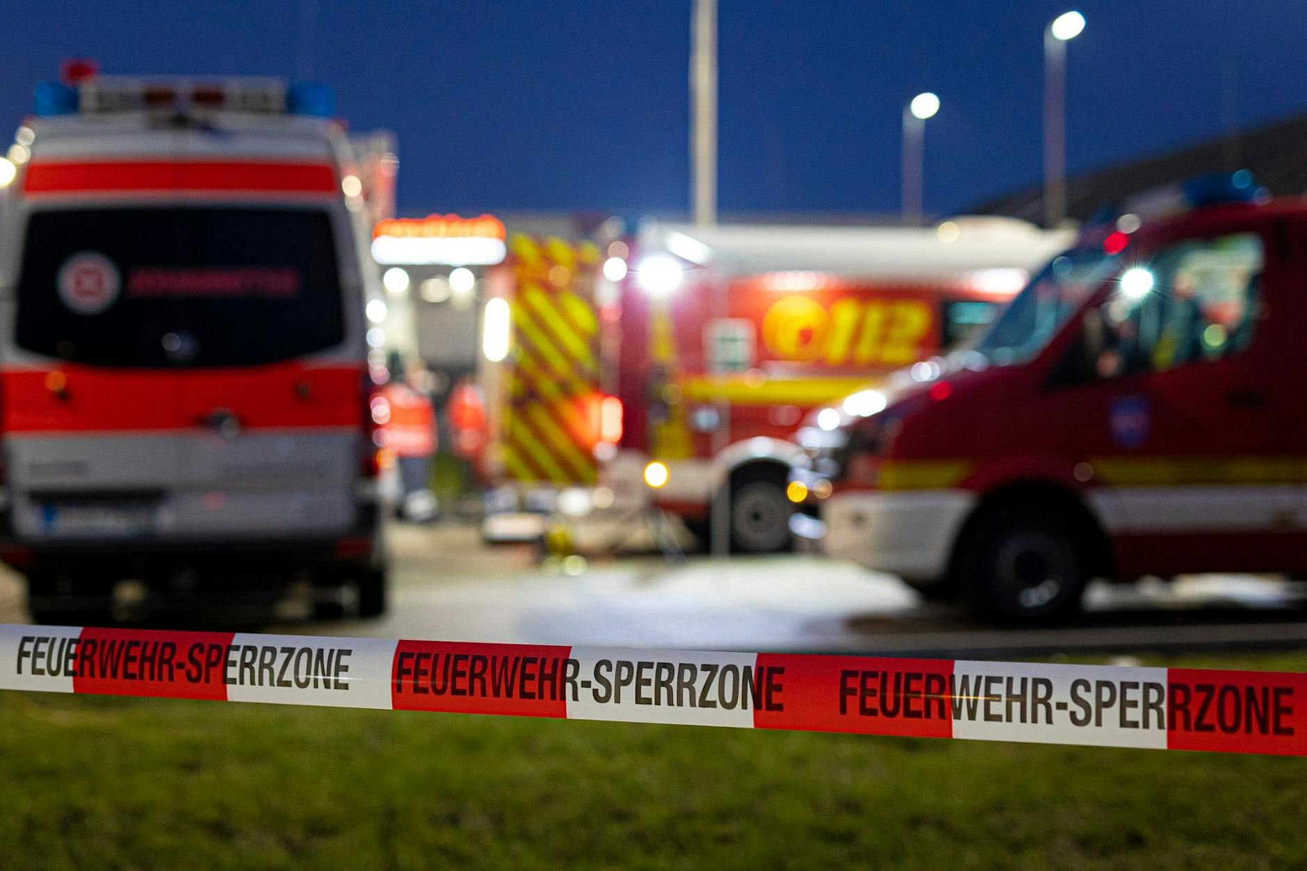 dpatopbilder - Einsatzfahrzeuge von Rettungsdienst und Feuerwehr - auch in der Nacht war die Suche fortgesetzt worden.