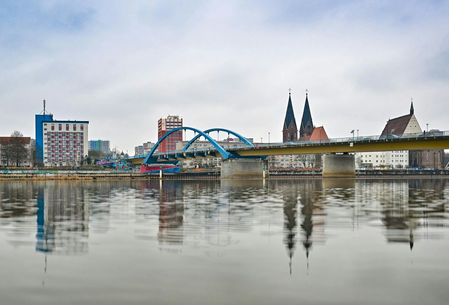 ARCHIV - Blick vom polnischen Slubice auf den Grenzübergang Stadtbrücke über den deutsch-polnischen Grenzfluss Oder mit Frankfurt (Oder) in Brandenburg.