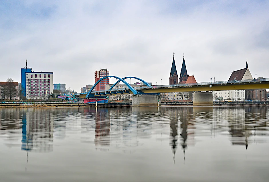ARCHIV - Blick vom polnischen Slubice auf den Grenzübergang Stadtbrücke über den deutsch-polnischen Grenzfluss Oder mit Frankfurt (Oder) in Brandenburg.  