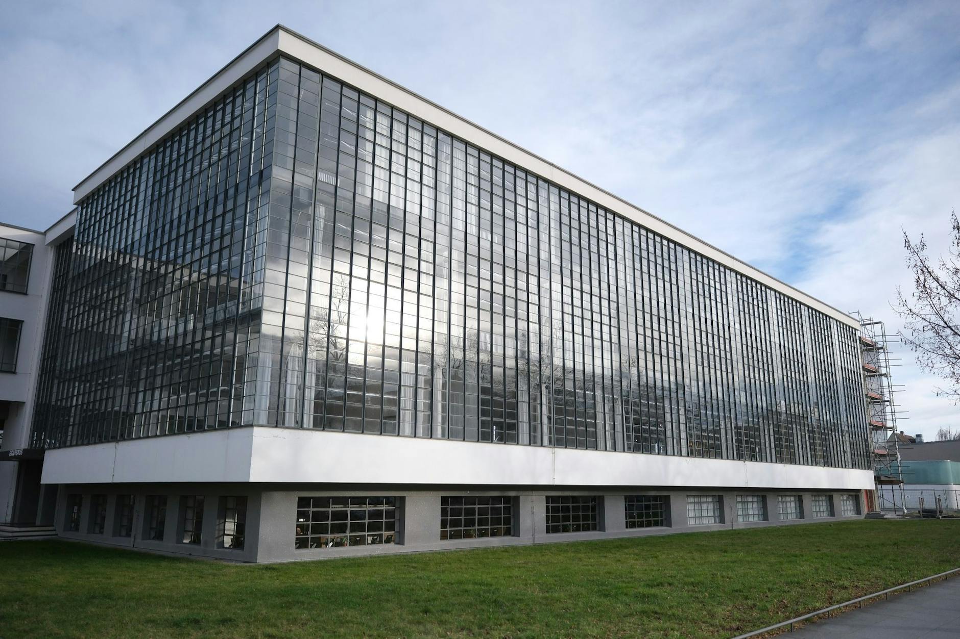Die Sonne spiegelt sich ich der Glasfassade vom Bauhaus Dessau.