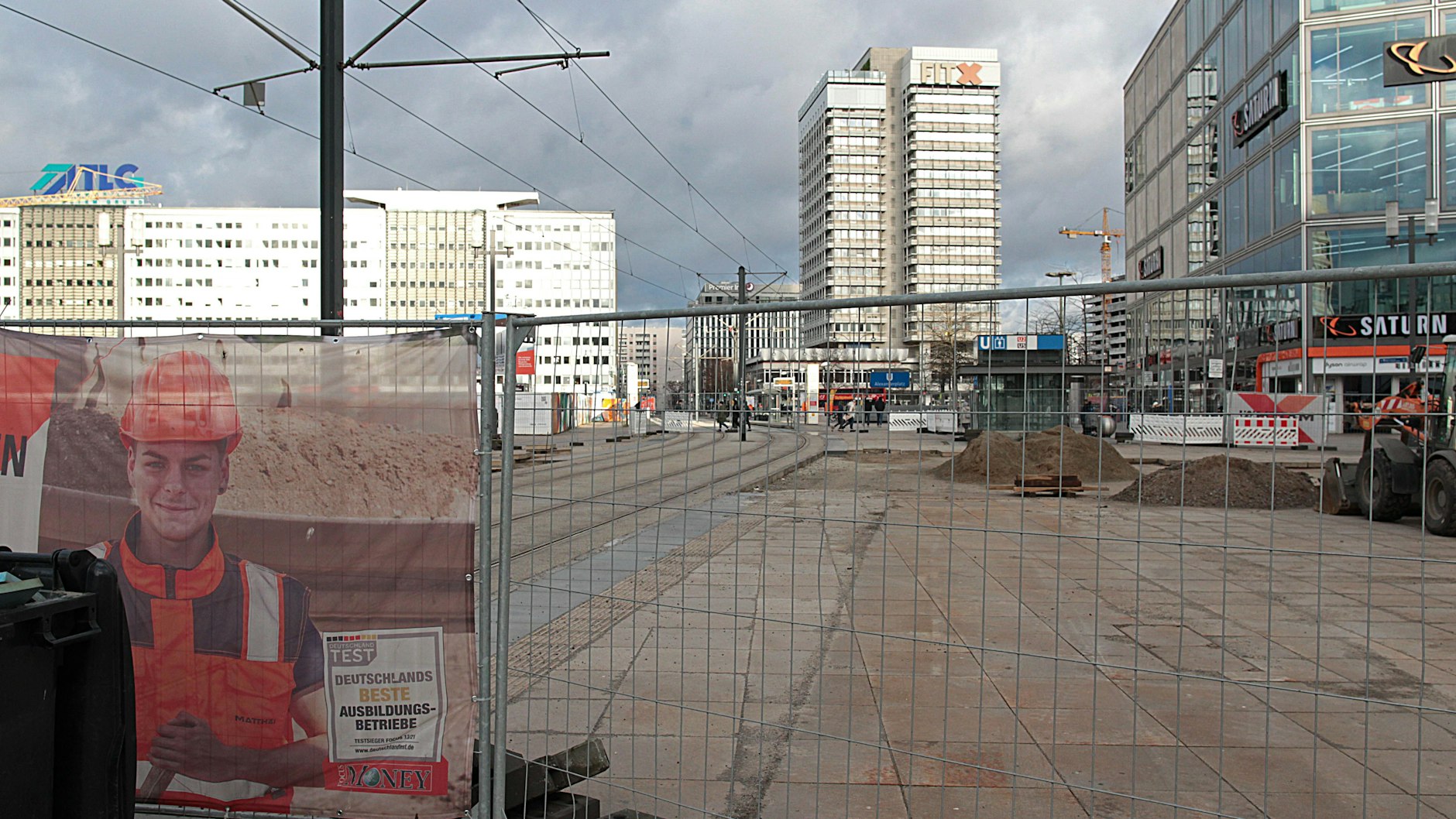 Seit Monaten ist die U2 unterbrochen, weil ein Hochhausbau zu Schäden am Tunnel geführt hat. Einen Zeitplan für den Normalbetrieb gibt es bisher nicht. Die Straßenbahn fährt auch nicht über den Alex. Eine Seite ist komplett gesperrt und auf der anderen Seite des Bahnsteigs gibt es Pendelverkehr im Schleichbetrieb.