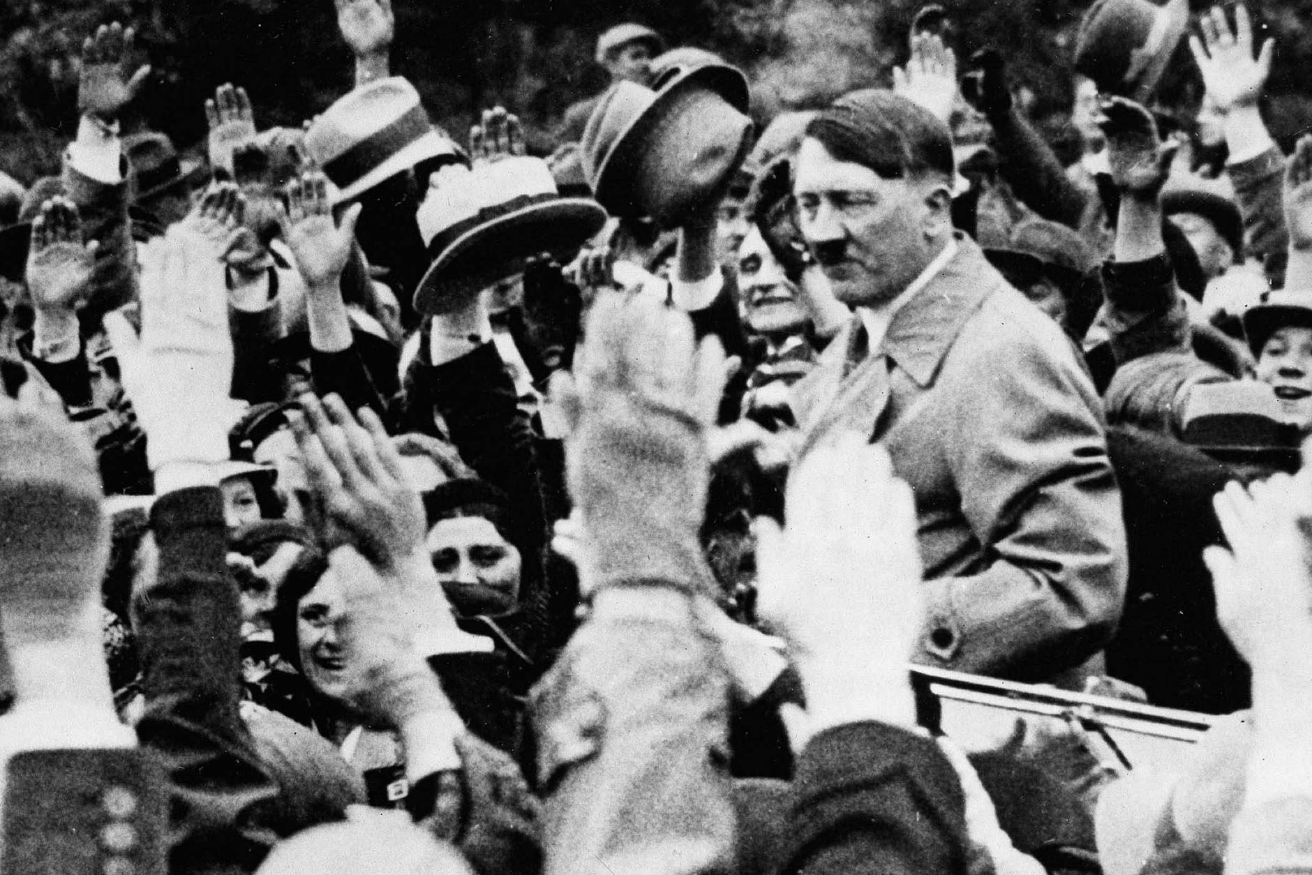 Reichskanzler Adolf Hitler im Mai 1933 bei einer Fahrt durch Berlin. Die Menschen jubeln ihm zu.