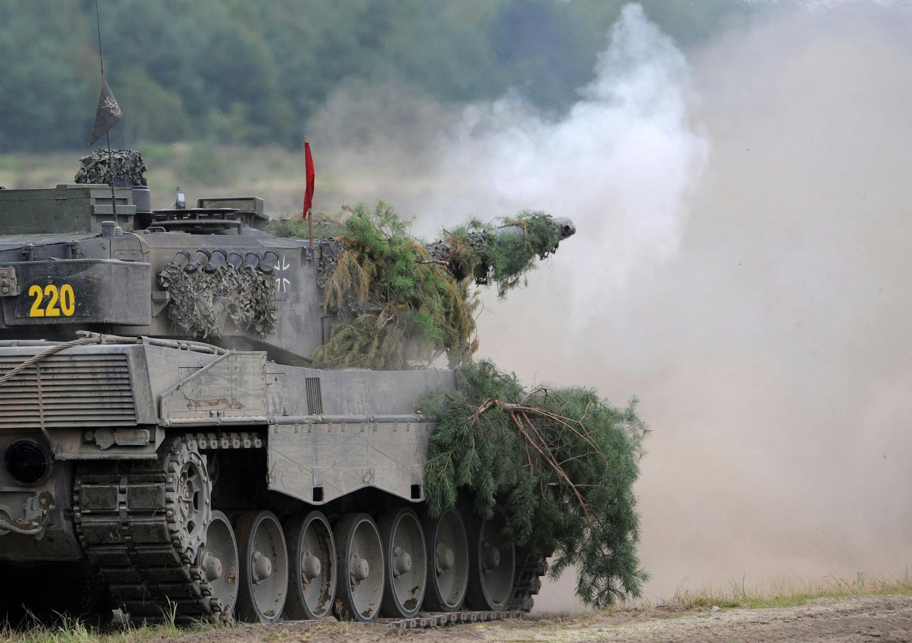 ARCHIV - Ein Panzer Leopard 2A6 des Panzerlehrbataillones 93 der Bundeswehr auf dem Truppenübungsplatz Oberlausitz. d/dpa