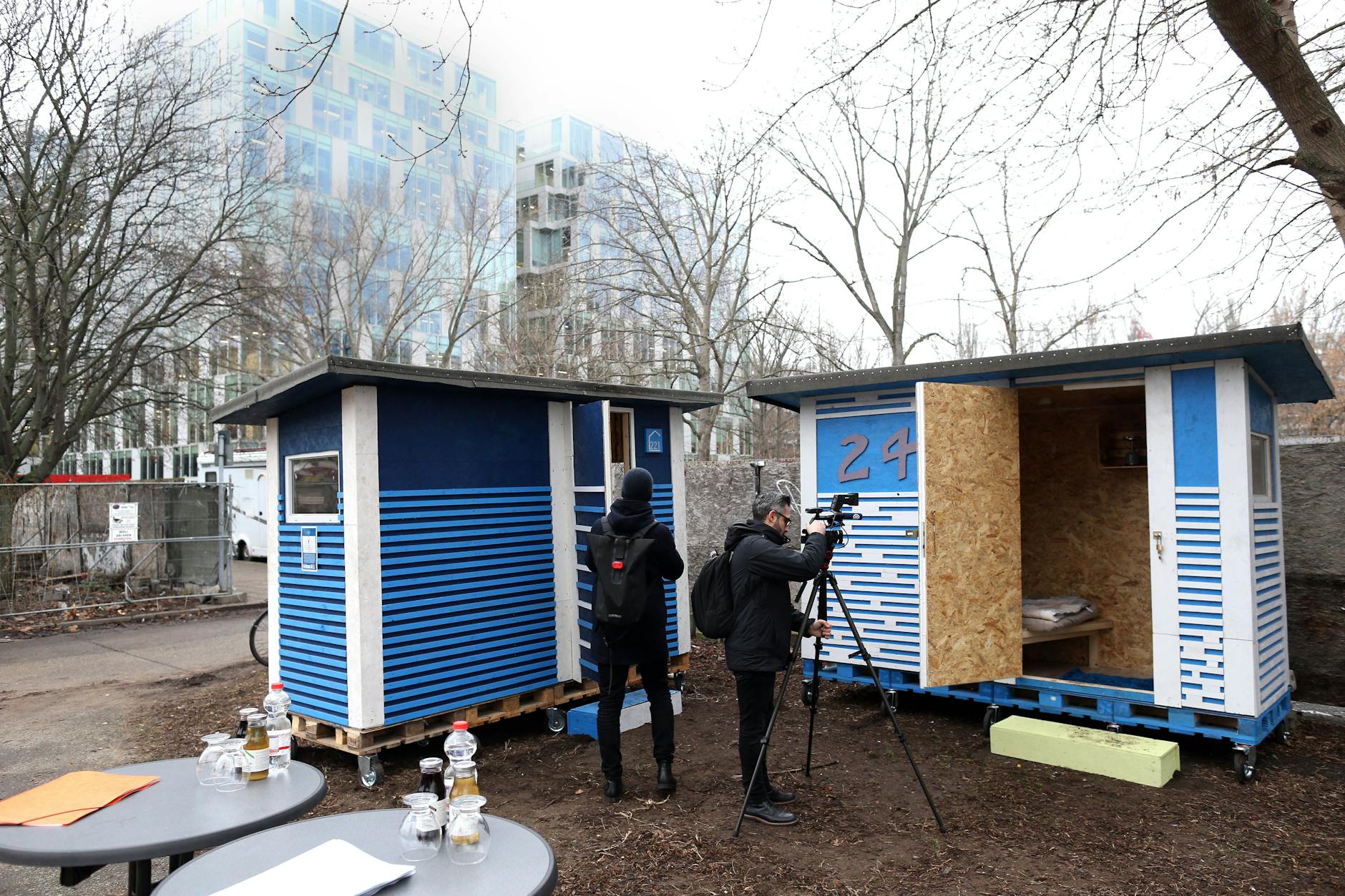Vorstellung des ersten Safe Place in Friedrichshain hinter dem Ostbahnhof. Drei kleine Häuser können hier von Obdachlosen genutzt werden. 