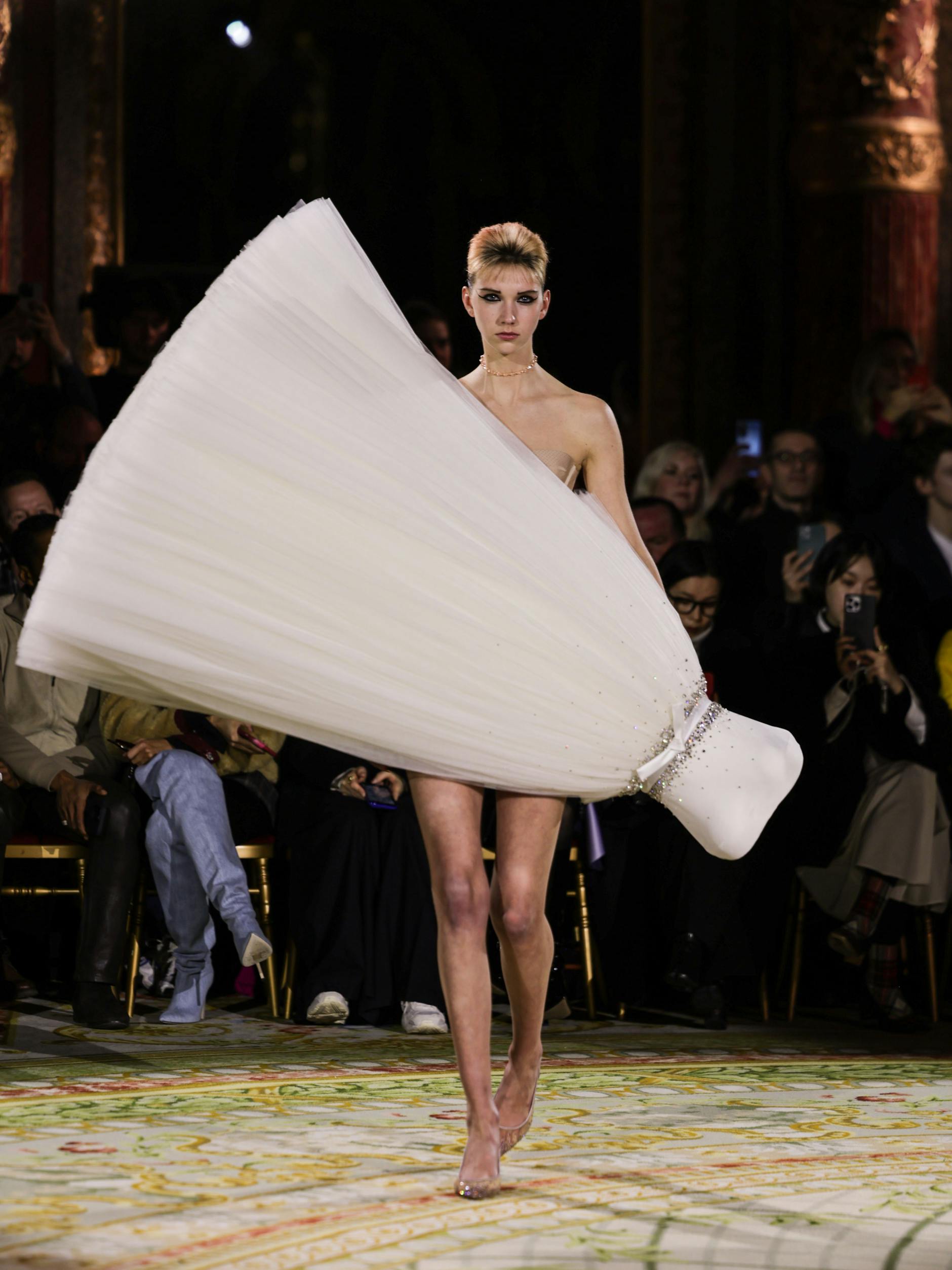 Am Schluss einer Couture-Kollektion kommt immer das Brautkleid: Wer könnte wohl in diesem verdrehten Tüll-Traum mit Swarovski-Kristallen heiraten?