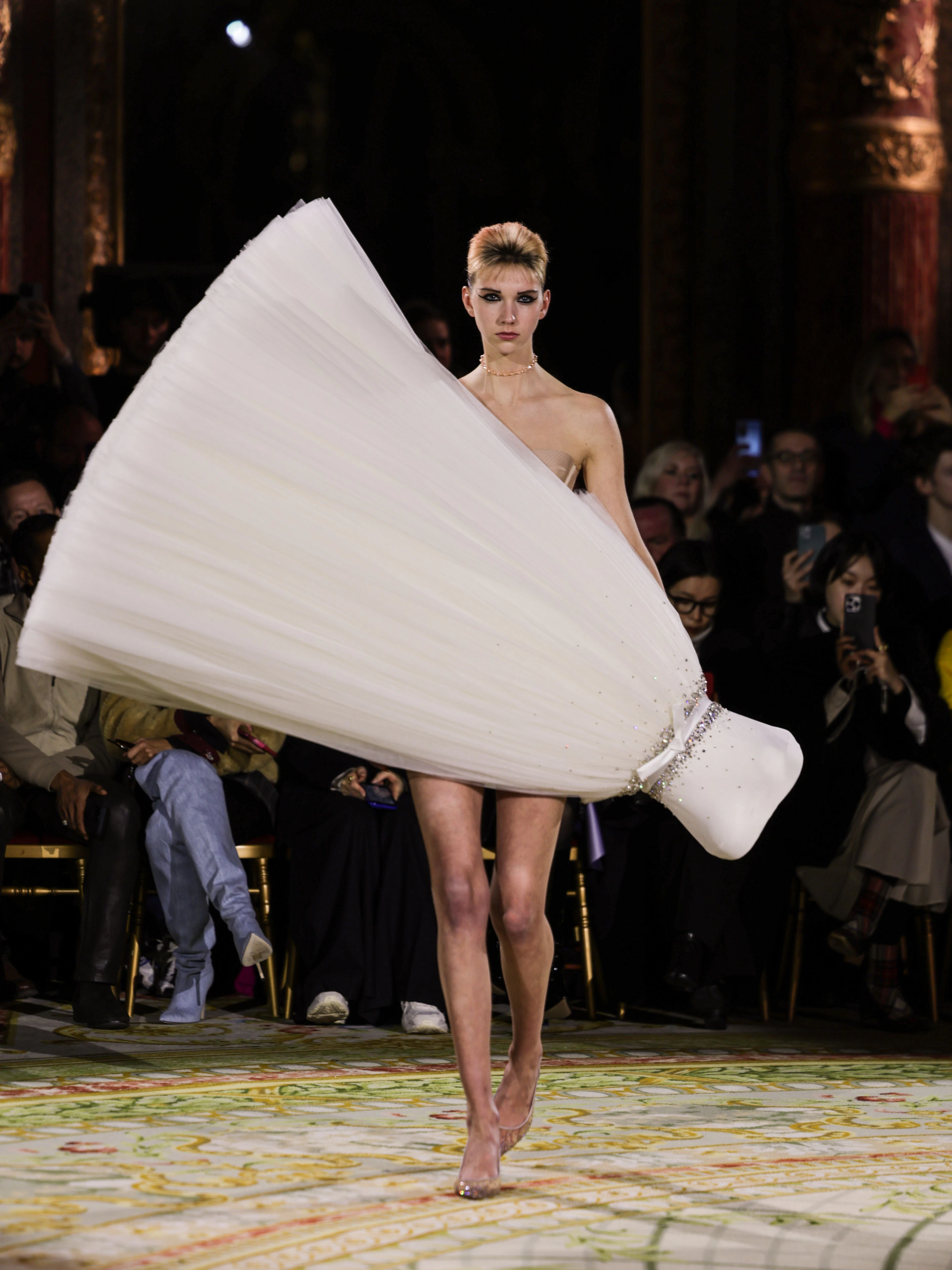 Am Schluss einer Couture-Kollektion kommt immer das Brautkleid: Wer könnte wohl in diesem verdrehten Tüll-Traum mit Swarovski-Kristallen heiraten?