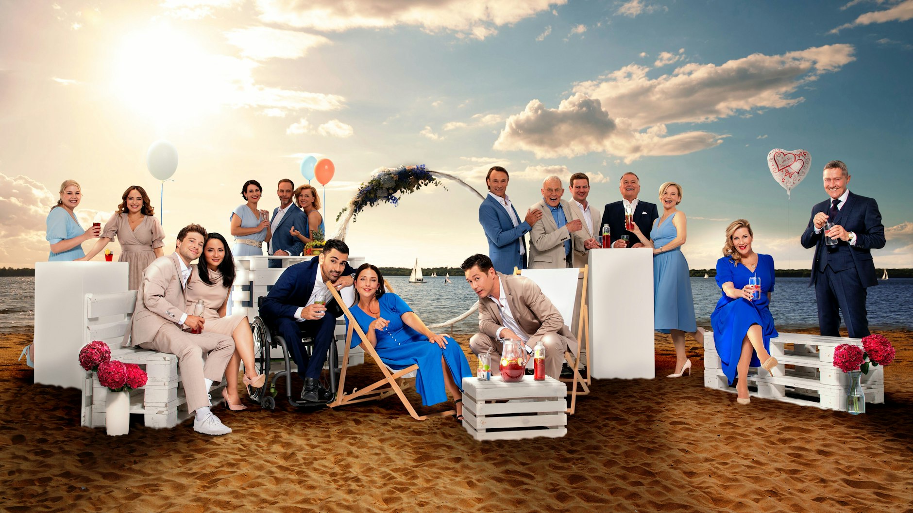 Das offizielle Foto zur Jubiläumsfolge mit allen „In aller Freundschaft“-Stars