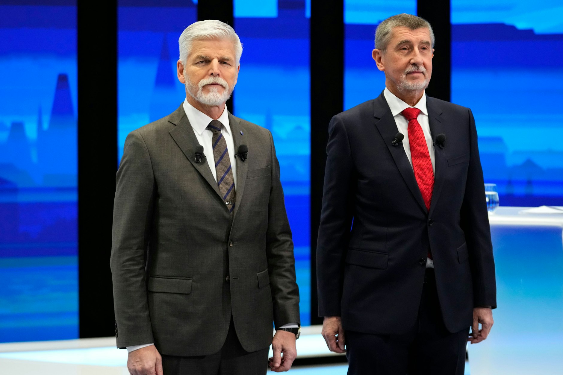 Petr Pavel (l.) und Andrej Babis vor einer Fernsehdebatte in Prag.