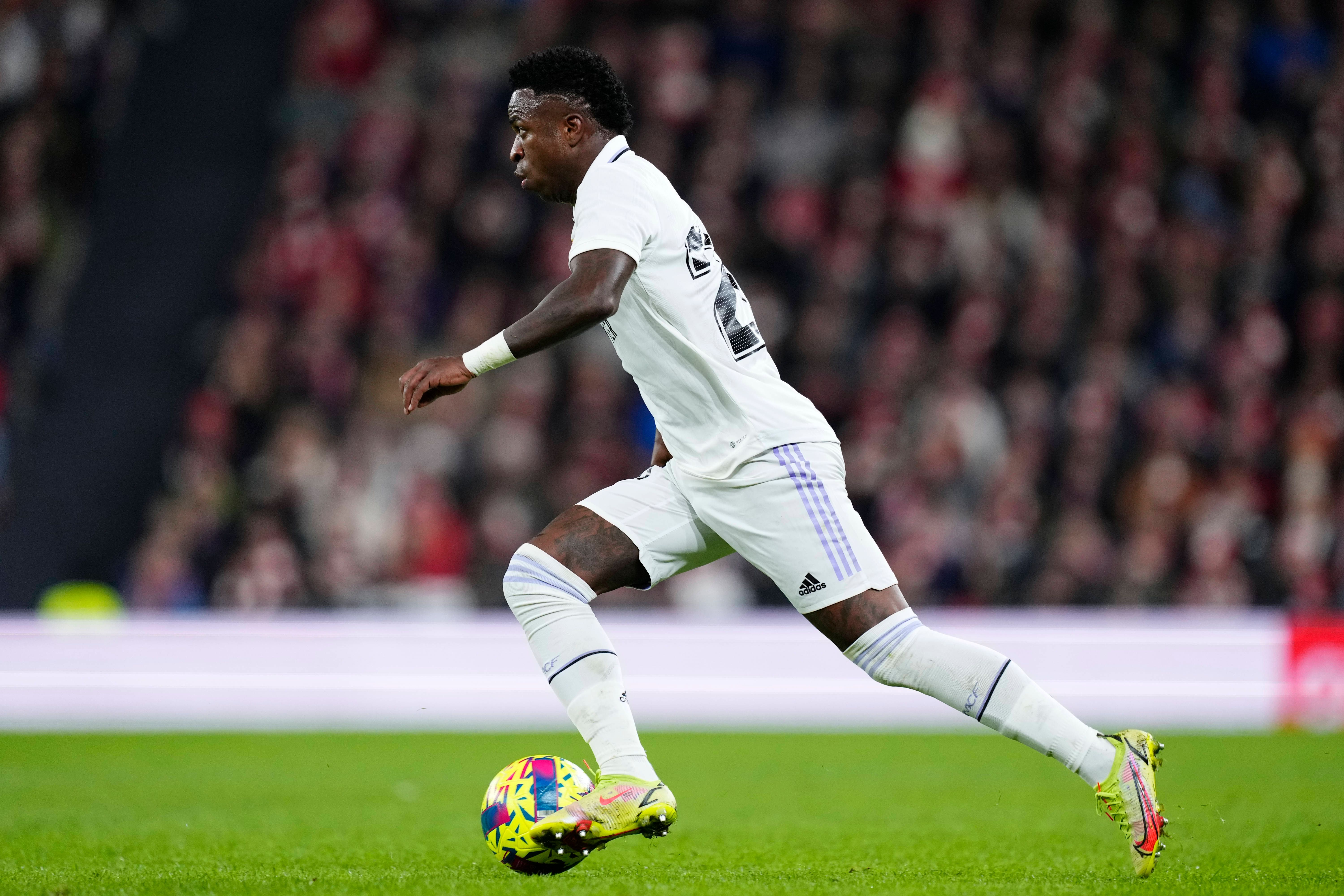 Image - Ekelhaft, geschmacklos, rassistisch! Fans hängen vor dem Madrid-Derby eine Puppe von Real-Star Vinicius an einer Brücke auf