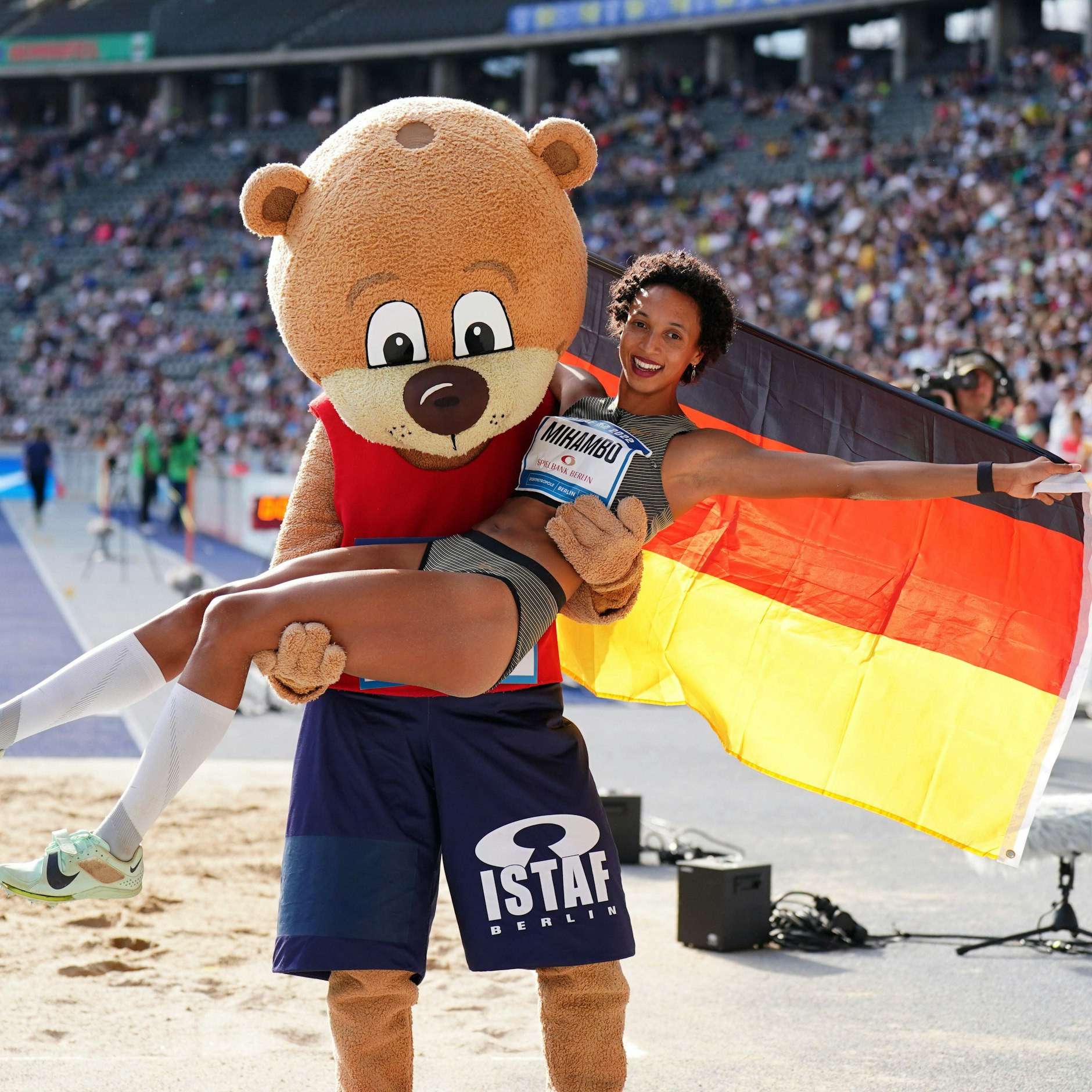 Malaika Mihambo genießt ihre Auftritte. Hier mit Istaf-Maskottchen Berlino im Olympiastadion.