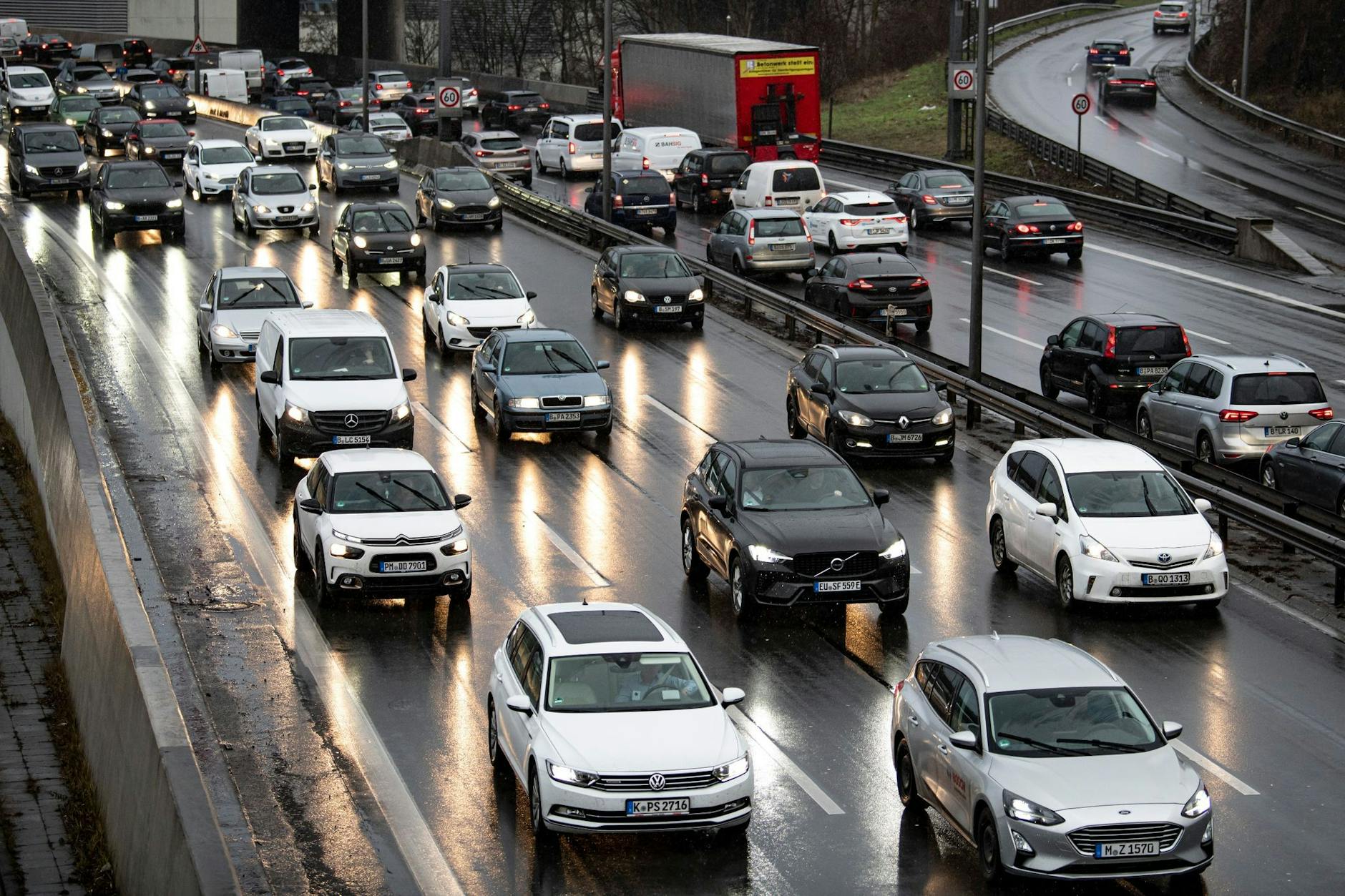 ARCHIV - Fahrzeuge stauen sich auf einer Autobahn.
