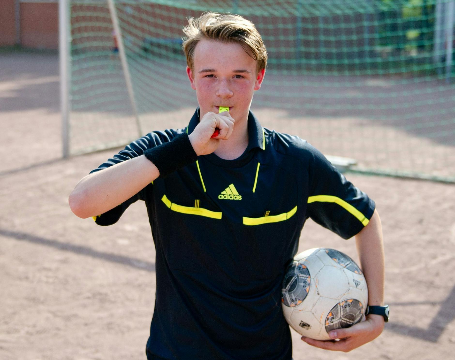 ARCHIV - Der Nachwuchsschiedsrichter Niclaas Rother nutzt in Hamburg während eines Amateurfußballspiels seine Pfeife.