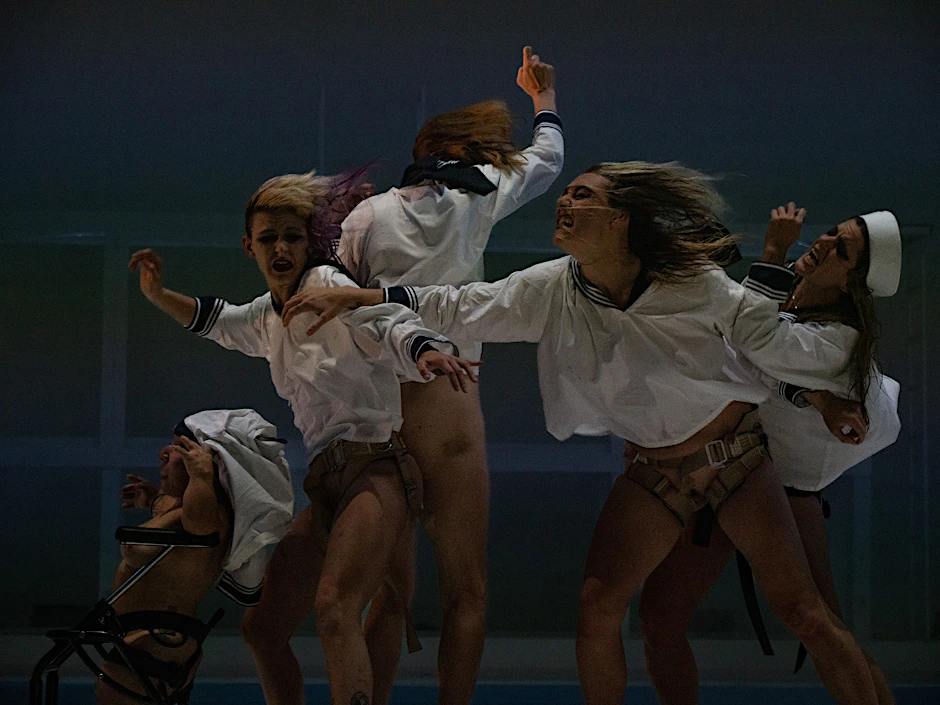 Darauf hätte man wetten können: „Ophelia’s Got Talent“, die Volksbühnen-Inszenierung von Florentina Holzinger, ist eingeladen.&nbsp;