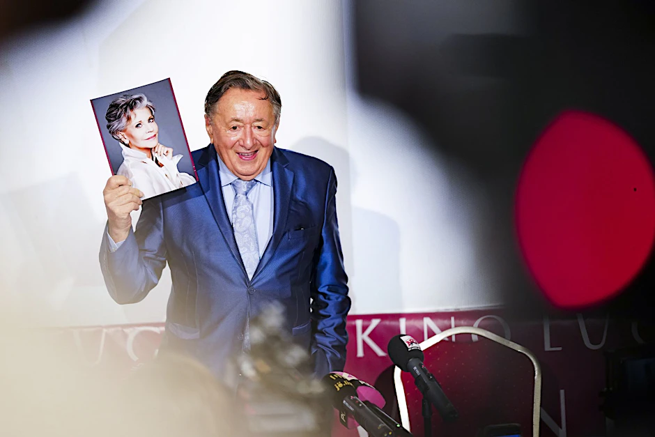 Richard „Mörtel“ Lugner, Bauunternehmer aus Österreich, zeigt ein Foto der  US-Schauspielerin Jane Fonda, seiner diesjährigen Begleitung auf dem Opernball.