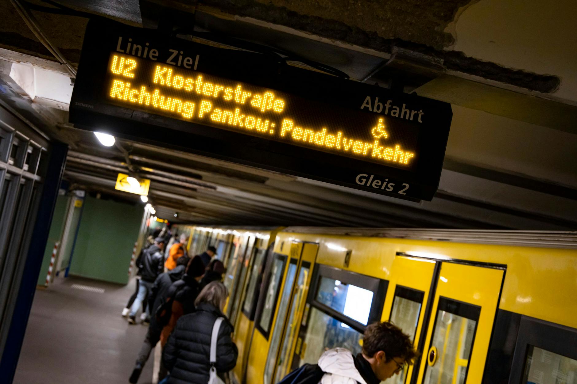 Info der U-Bahn Linie 2 am Bahnhof Spittelmarkt über Pendelverkehr in Berlin am 29. Dezember 2022.
