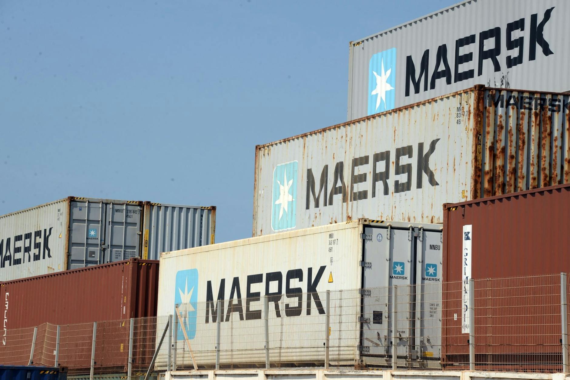 ARCHIV - Container des Schifffahrtskonzerns Maersk: Die dänische Reederei und die Schweizer MSC gehen bald wieder getrennte Wege.