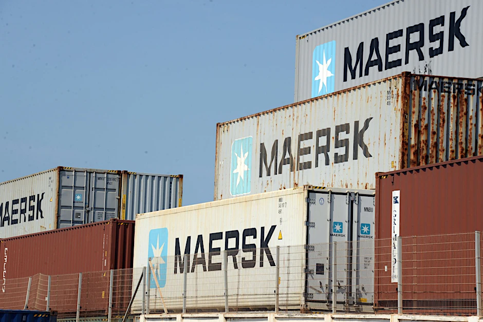 ARCHIV - Container des Schifffahrtskonzerns Maersk: Die dänische Reederei und die Schweizer MSC gehen bald wieder getrennte Wege.  