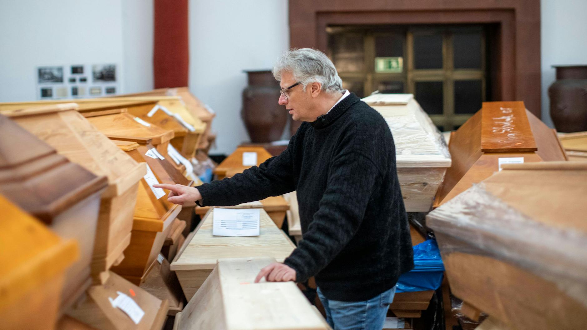 Fast vergessen? Anfang 2021 stapelten sich im Krematorium Meißen die Särge mit Corona-Toten. Ein Bild, das es an vielen Orten hätte geben können.