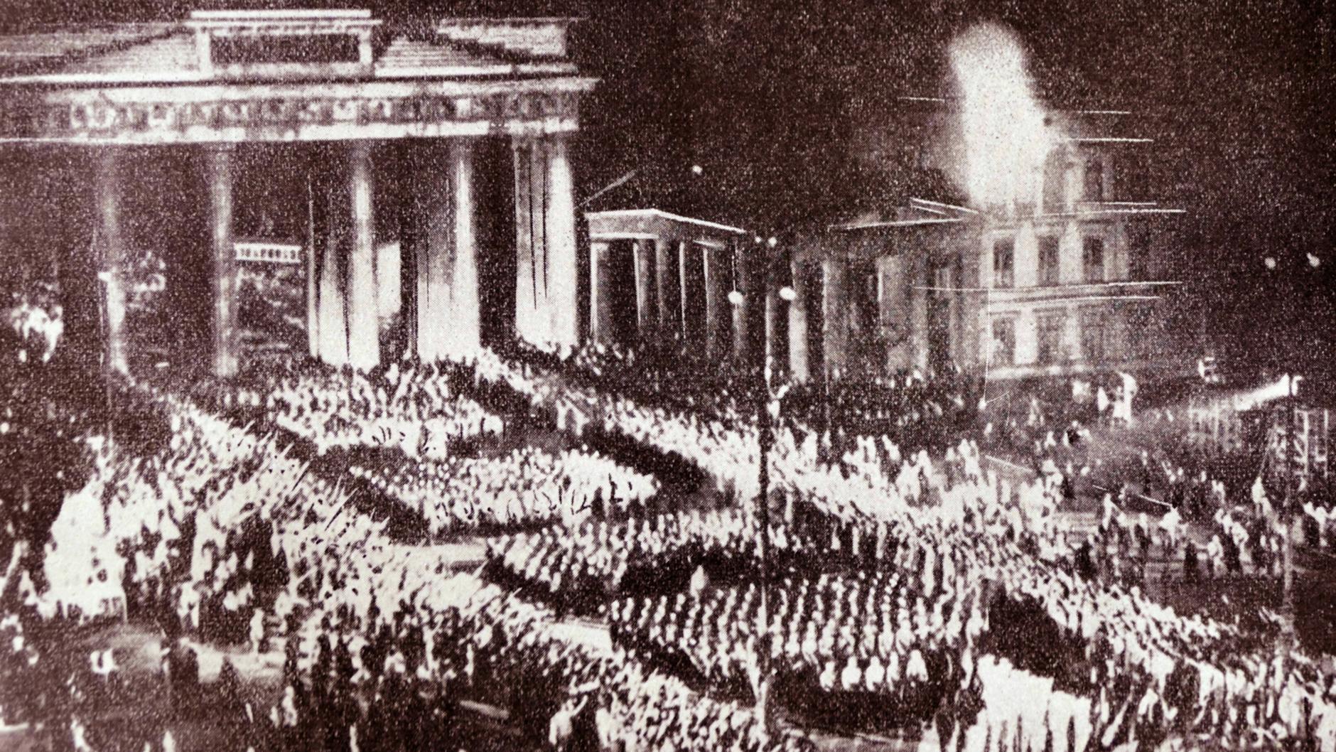 Hitler hat die Macht ergriffen: SA-Männer ziehen mit Fackeln am 30. Januar 1933 durch das Brandenburger Tor. 