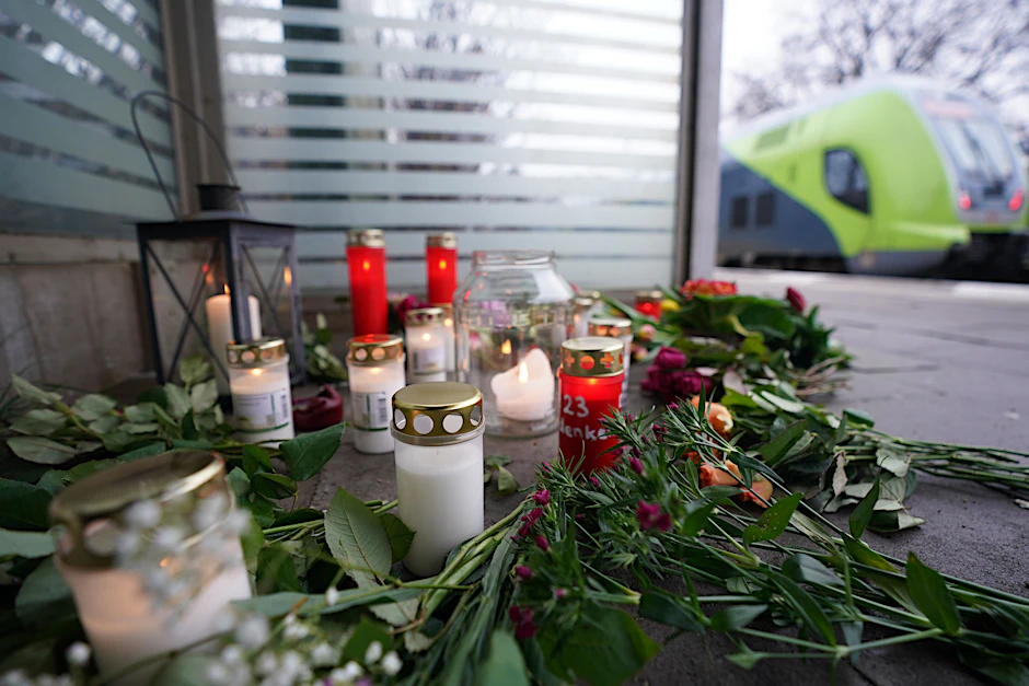 Gedenken an die Todesopfer von Brokstedt. Bei einer Messerattacke in einem Regionalzug von Kiel nach Hamburg sind am Mittwoch zwei Menschen getötet und fünf verletzt worden.&nbsp;