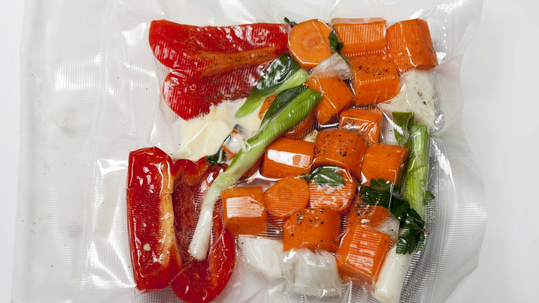 Gemüse kann man im Gefrierbeutel einfrieren. Nach der Nutzung lässt sich der Gefrierbeutel mit heißem Waser reinigen.