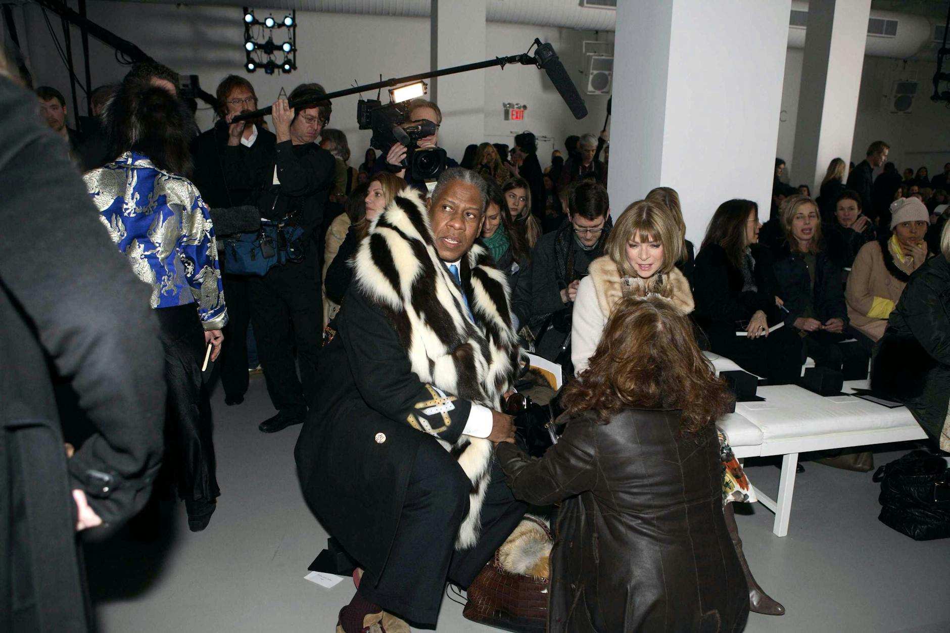 André Leon Talley und Anna Wintour 2007 bei einer Modenschau. Ein Kamerateam begleitete die beiden damals für die Doku „The September Issue“ (Regie: R.J. Cutler, 2009).