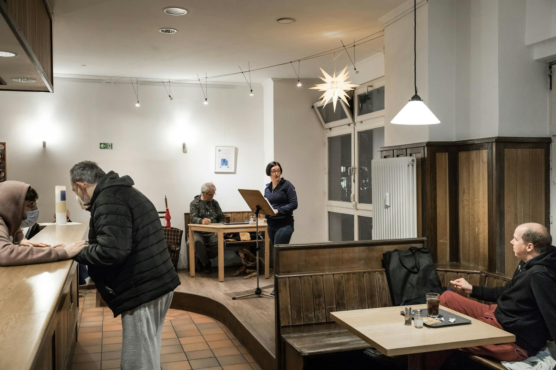Diakonin Anna-Sofie Gerth hält an jedem Freitag eine kurze Andacht in der Station.