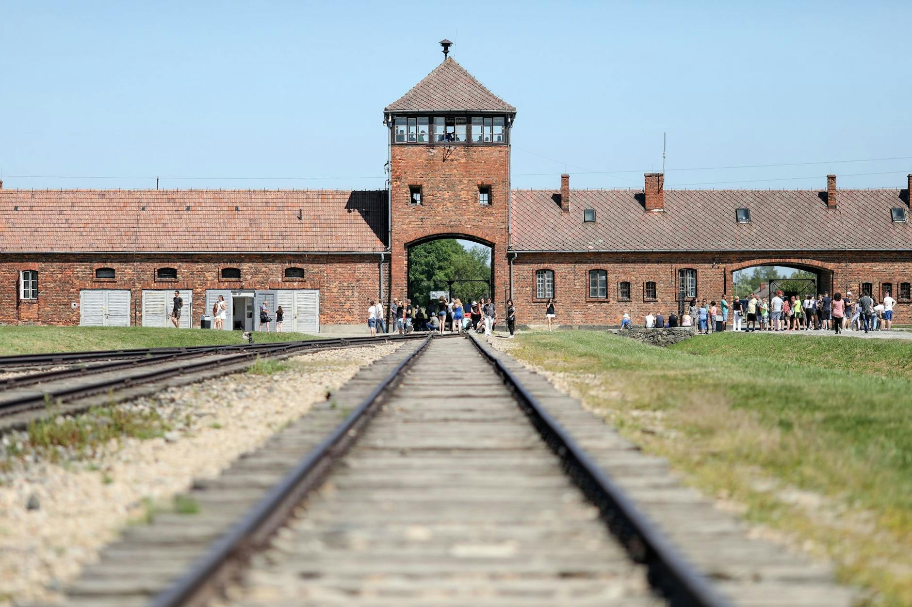ARCHIV - Das Tor des früheren deutschen Vernichtungsslagers Auschwitz.