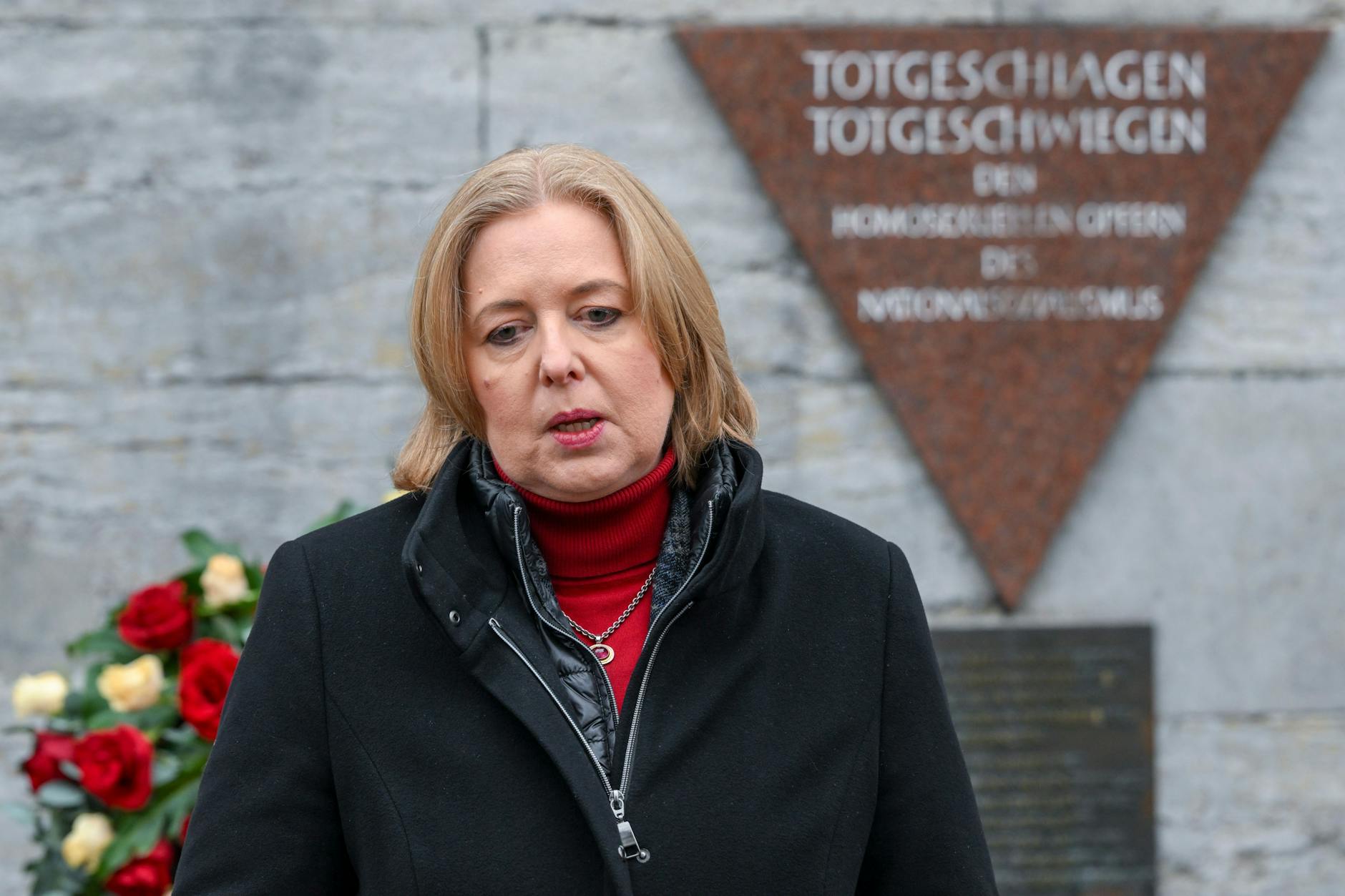Bundestagspräsidentin Bärbel Bas (SPD) legt einen Kranz an der Gedenktafel „Rosa Winkel“ am Nollendorfplatz für die im Nationalsozialismus verfolgten Homosexuellen nieder.