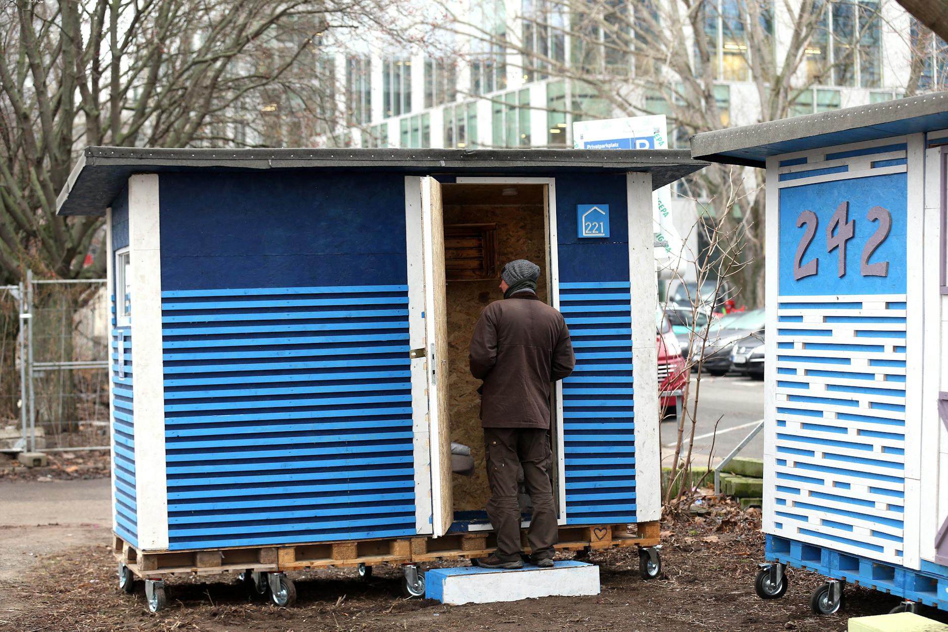 Ein kleines Heim für obdachlose Menschen: Drei dieser „Little Homes“ stehen jetzt hinter dem Ostbahnhof.