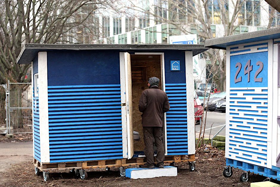 Ein kleines Heim für obdachlose Menschen: Drei dieser „Little Homes“ stehen jetzt hinter dem Ostbahnhof.