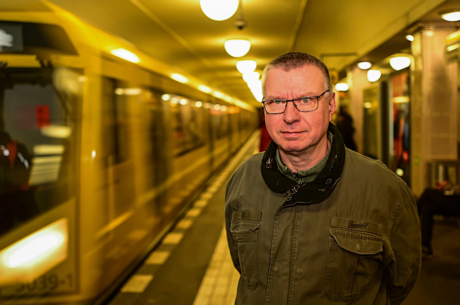 Jens Wieseke im U-Bahnhof Heinrich-Heine-Straße in Mitte. Obwohl der Vizevorsitzende des Fahrgastverbands IGEB in der Nähe wohnt, nutzt der Autobesitzer die U8 nur selten – aus Gründen.
