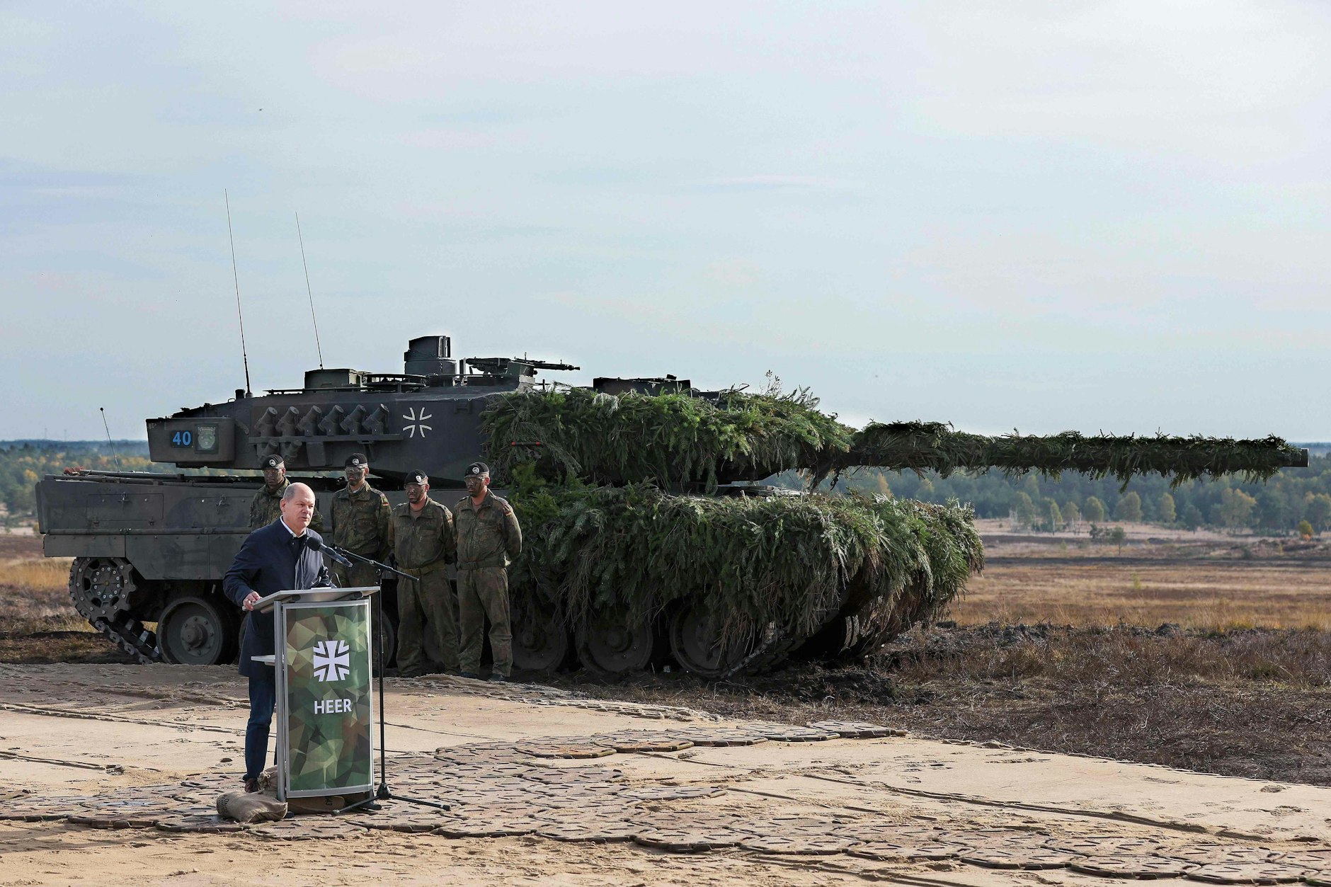Bundeskanzler Olaf Scholz beim Truppenbesuch im vergangenen Herbst. Im Hintergrund ein Leopard-Panzer.&nbsp;