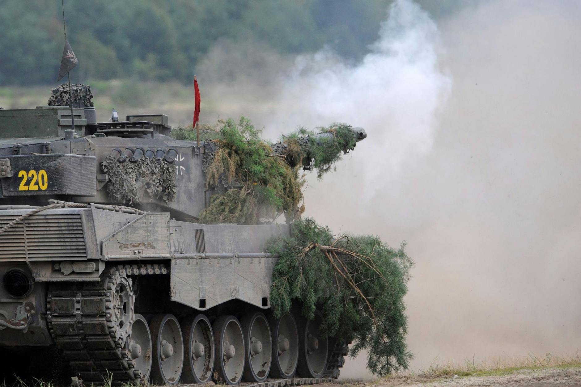 Ein Panzer Leopard 2A6 des Panzerlehrbataillones 93 der Bundeswehr auf dem Truppenübungsplatz Oberlausitz.