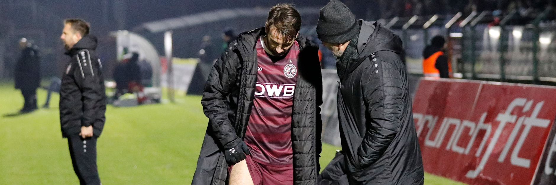 Sorgenvolle Blicke bei BFC-Torjäger Christian Beck und Dynamos Sportdirektor Angelo Vier. Ahnen sie da bereits, dass die Oberschenkelblessur den Stürmer außer Gefecht setzen würde? 