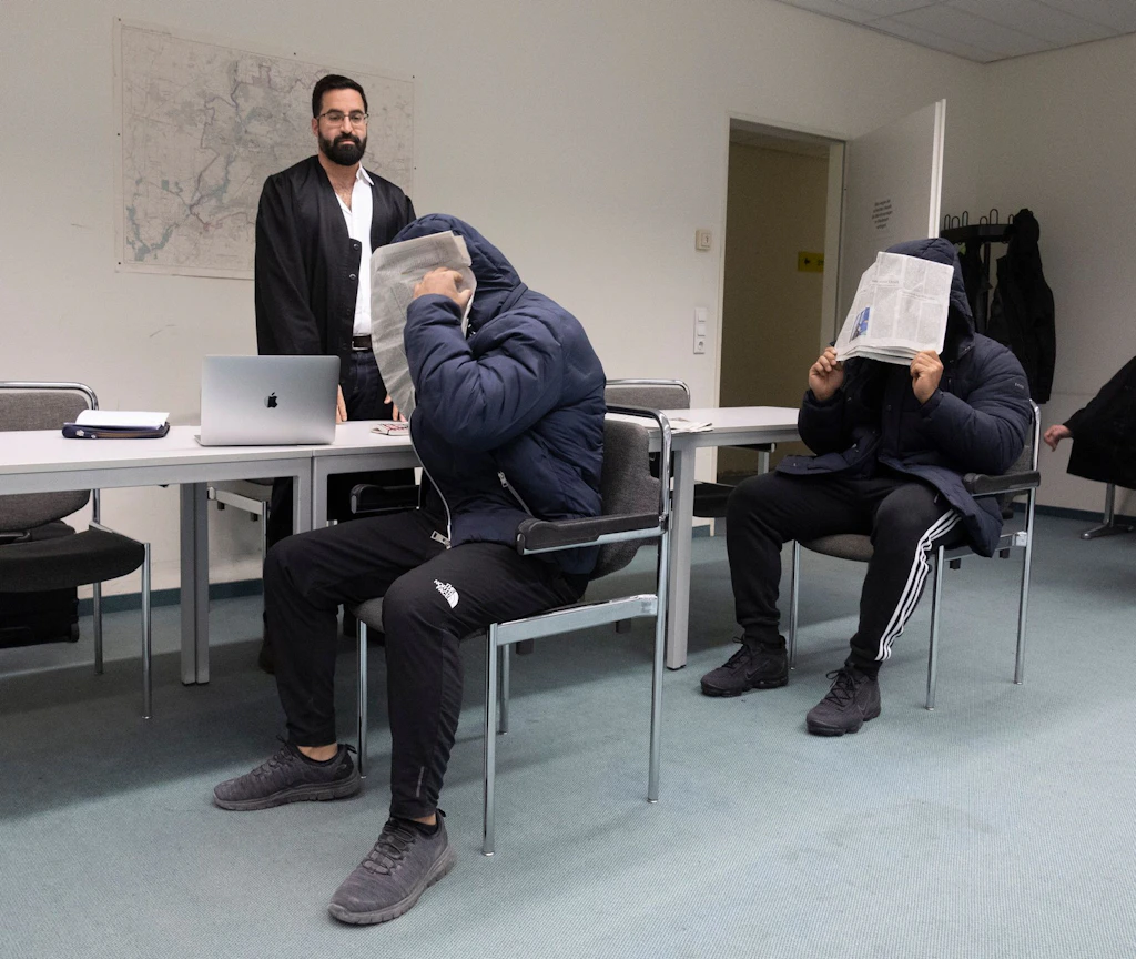Nach Böllerwürfen auf ein Polizeiauto in Neukölln stehen zwei Männer vor Gericht