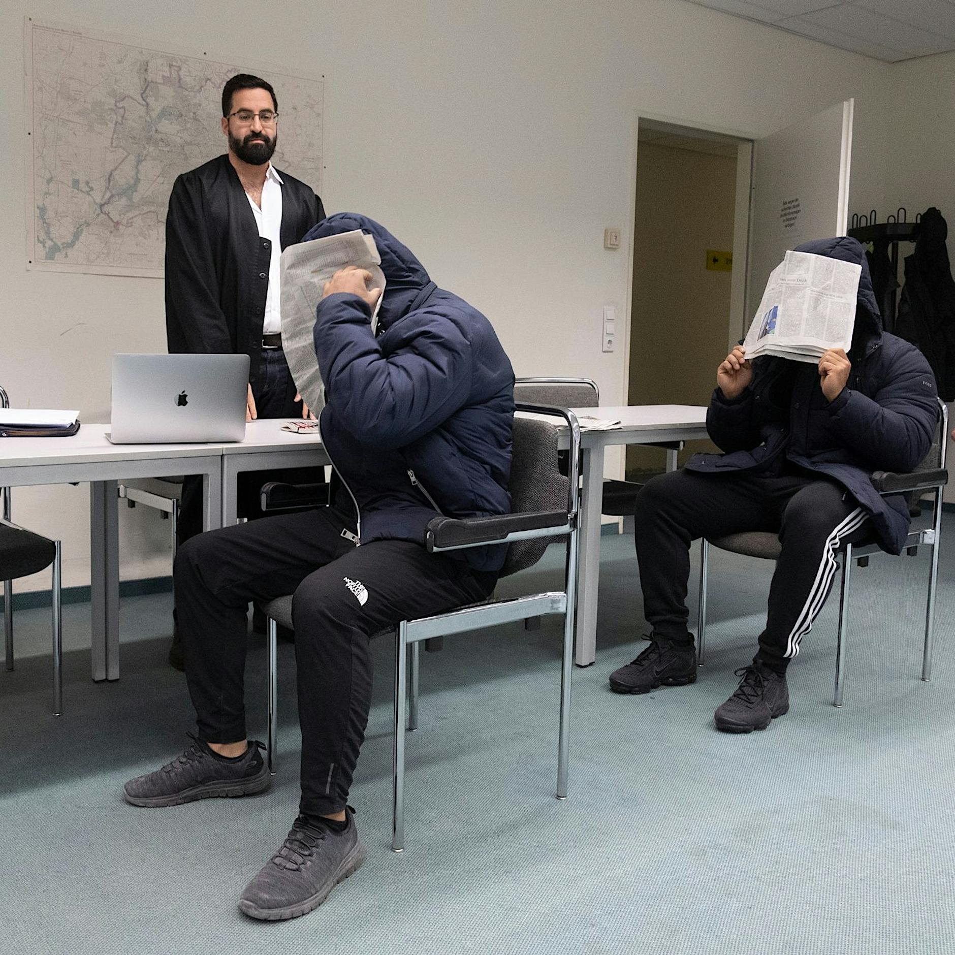 Nach Böllerwürfen auf ein Polizeiauto in Neukölln stehen zwei Männer vor Gericht